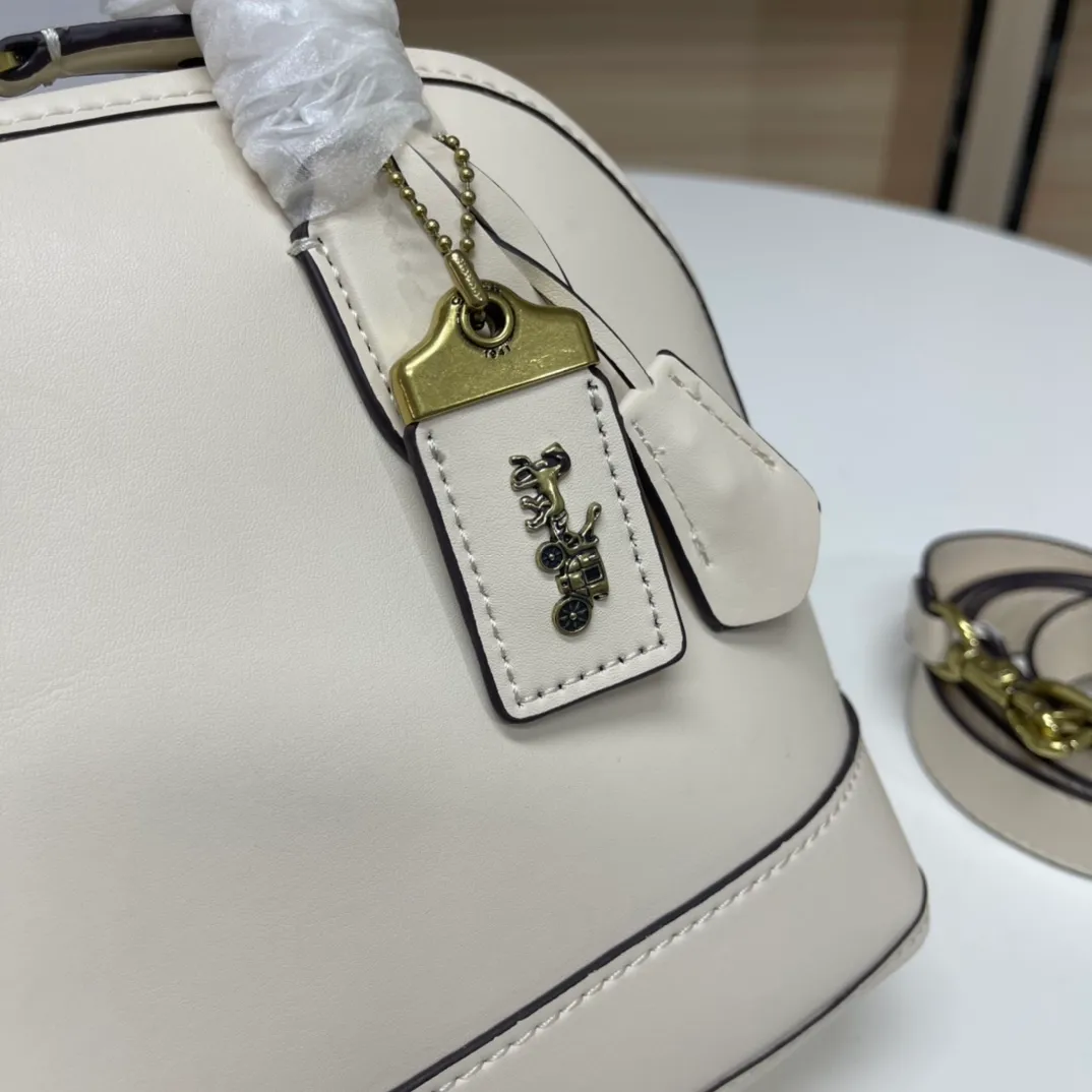 Top original order, batch 500💰coach/Coach new model number: CC411 Shell bag Classic style, newly upgraded 1941 series Suitcase handle design, full of retro style Large capacity, perfect for autumn and winter handbags Smooth cowhide material Never-ending classic, every age group has a different charm when carrying it, can be matched with different styles New small design ideas, listing The key cover and padlock elements show the charm of a luxurious coach. Babies who like retro style should not miss it~ Size: 26*20*12
