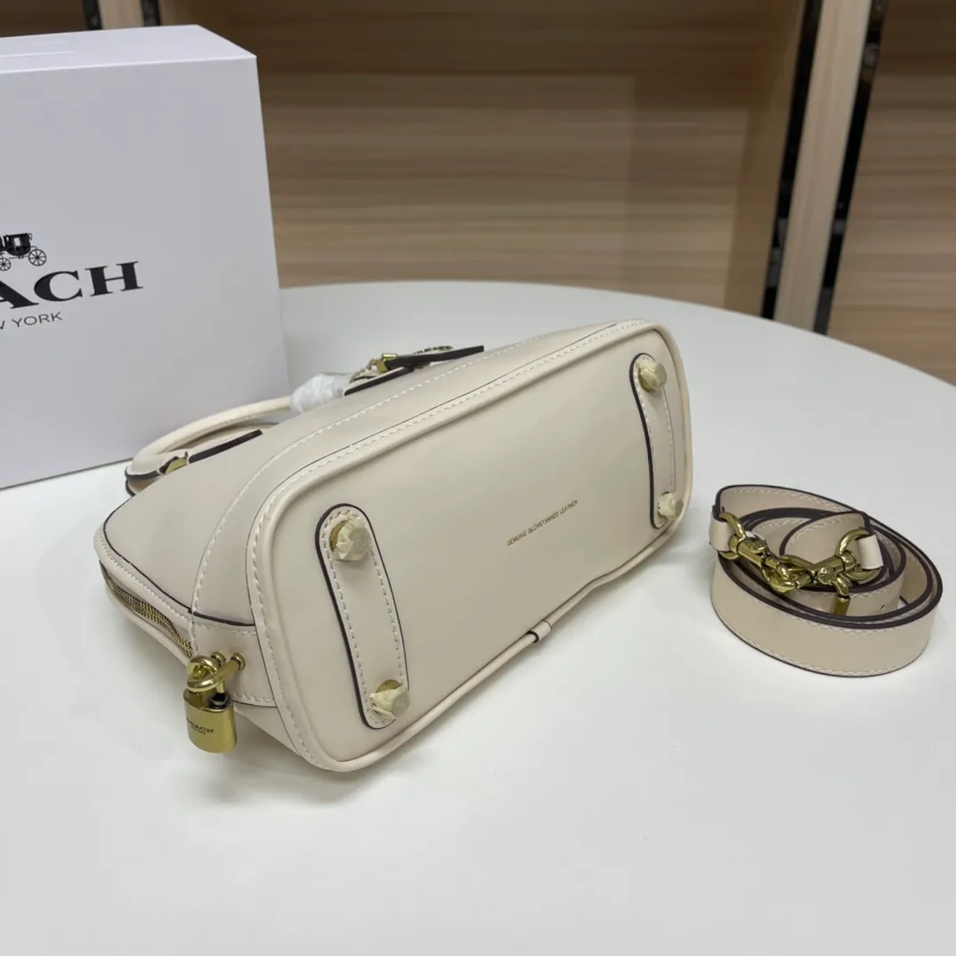 Top original order, batch 500💰coach/Coach new model number: CC411 Shell bag Classic style, newly upgraded 1941 series Suitcase handle design, full of retro style Large capacity, perfect for autumn and winter handbags Smooth cowhide material Never-ending classic, every age group has a different charm when carrying it, can be matched with different styles New small design ideas, listing The key cover and padlock elements show the charm of a luxurious coach. Babies who like retro style should not miss it~ Size: 26*20*12