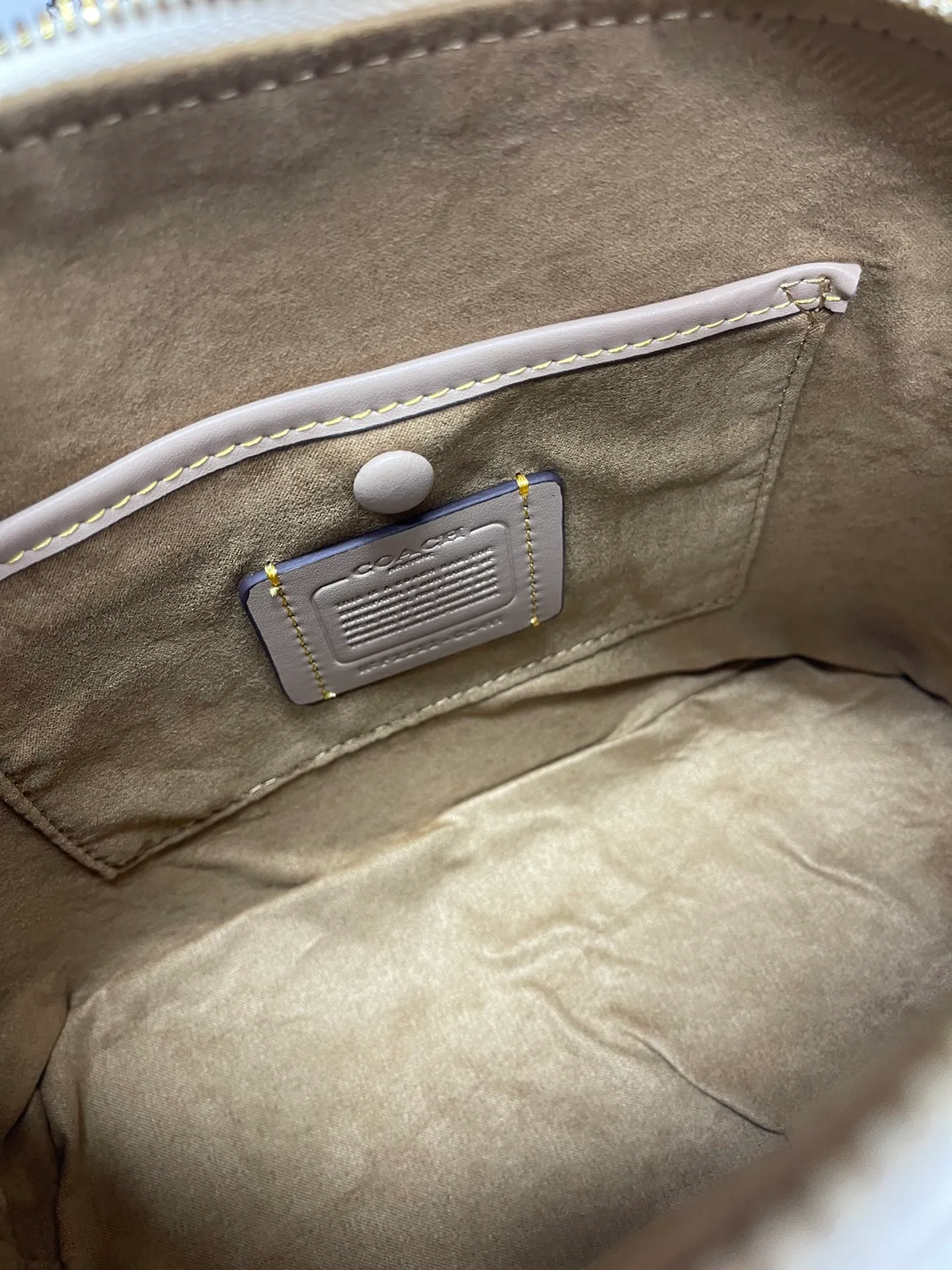 Top original order, batch 500💰coach/Coach new model number: CC411 Shell bag Classic style, newly upgraded 1941 series Suitcase handle design, full of retro style Large capacity, perfect for autumn and winter handbags Smooth cowhide material Never-ending classic, every age group has a different charm when carrying it, can be matched with different styles New small design ideas, listing The key cover and padlock elements show the charm of a luxurious coach. Babies who like retro style should not miss it~ Size: 26*20*12