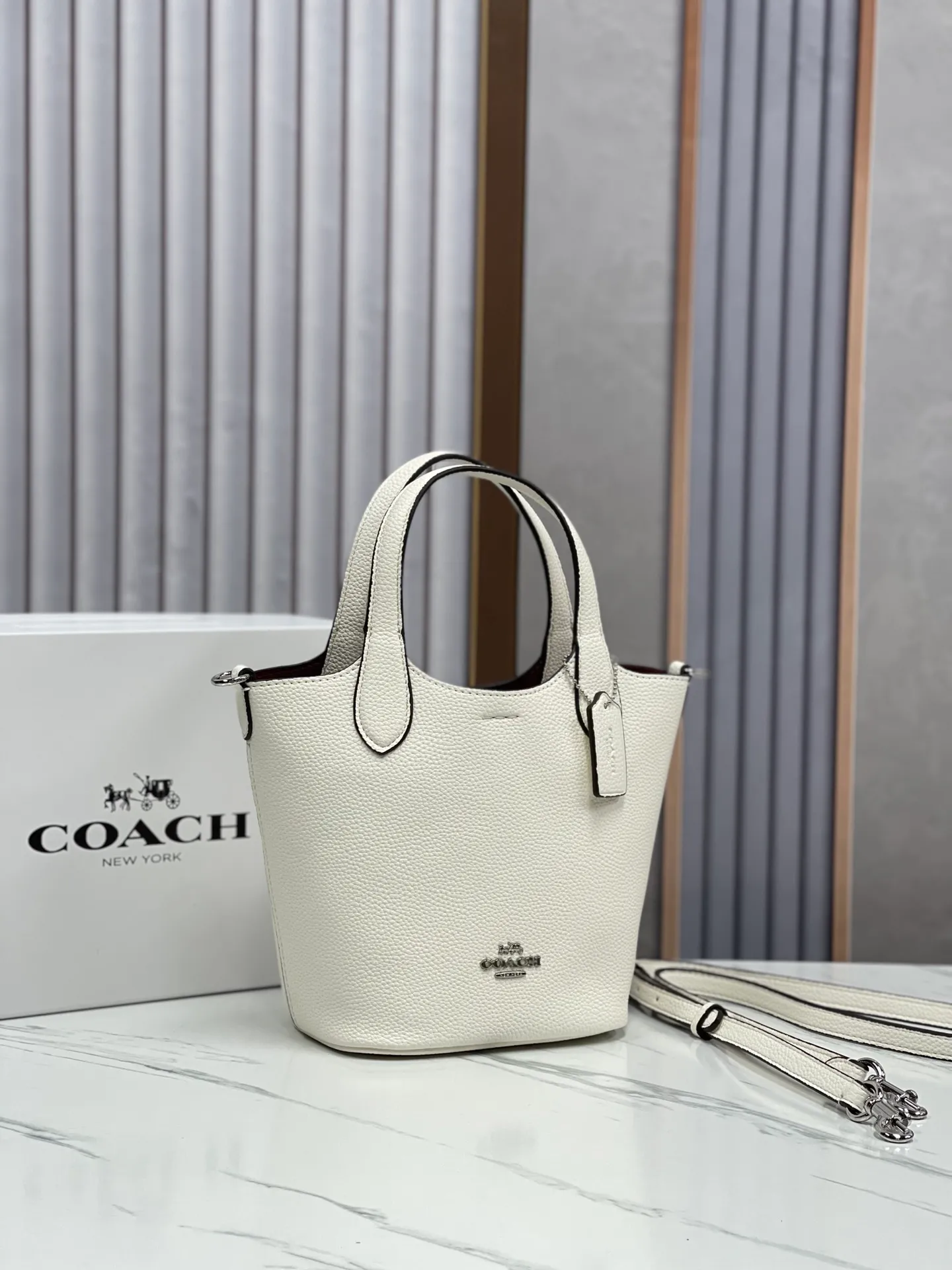Batch 380💰COACH new models: CR168 full leather, CR256 presbyopia, HANNA bucket bag, hand-held crossbody bag, vegetable basket, small body, large capacity, good-looking and practical 19.5*17.5*13cm