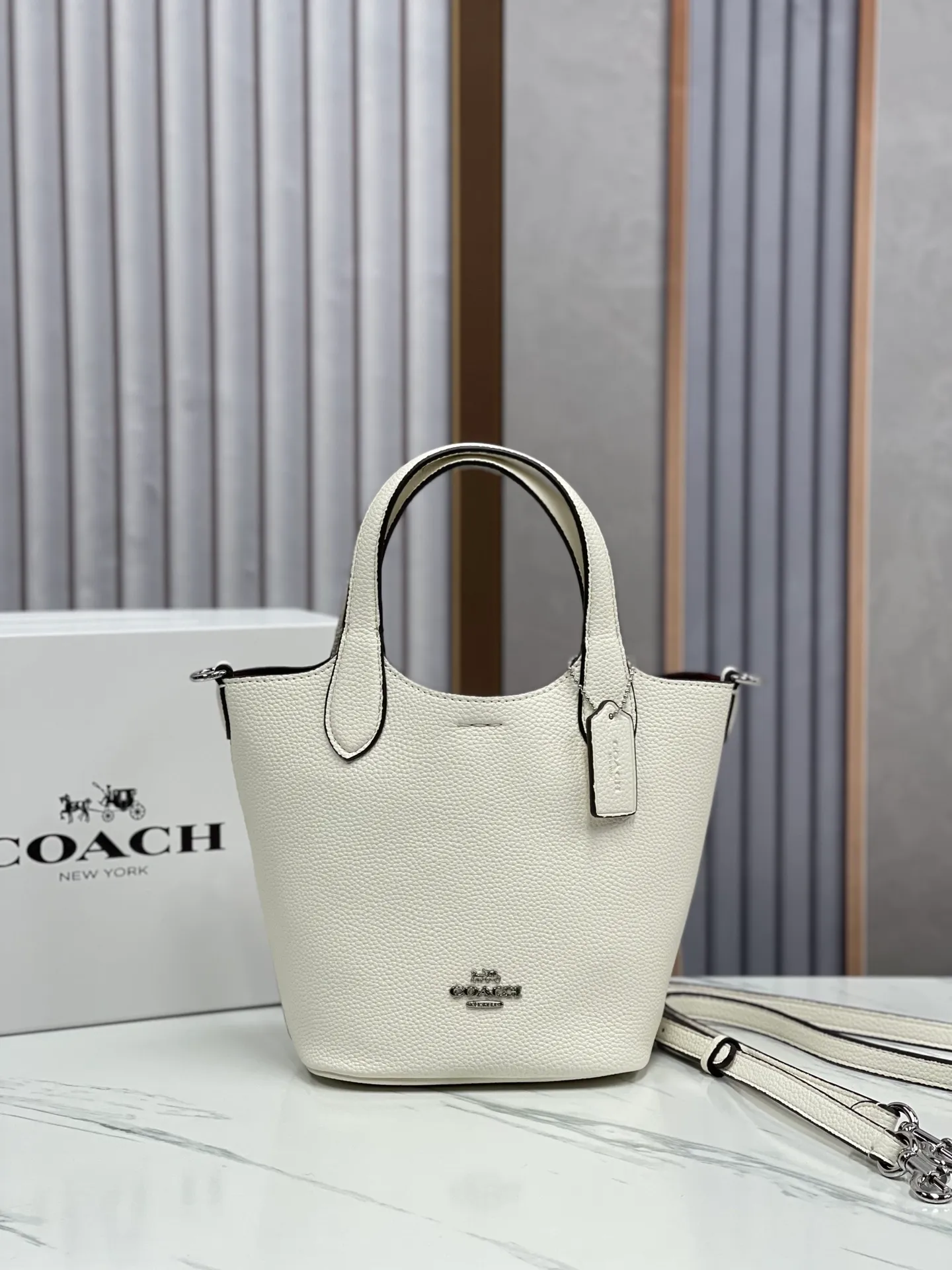 Batch 380💰COACH new models: CR168 full leather, CR256 presbyopia, HANNA bucket bag, hand-held crossbody bag, vegetable basket, small body, large capacity, good-looking and practical 19.5*17.5*13cm