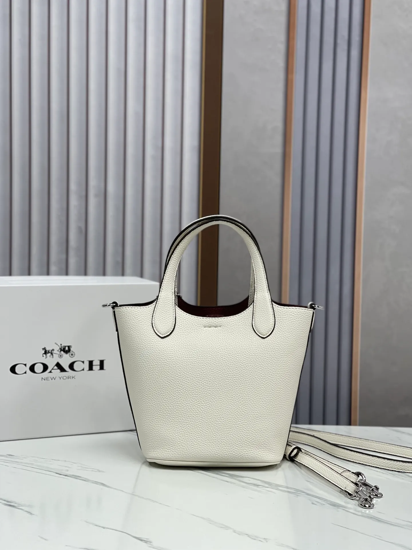 Batch 380💰COACH new models: CR168 full leather, CR256 presbyopia, HANNA bucket bag, hand-held crossbody bag, vegetable basket, small body, large capacity, good-looking and practical 19.5*17.5*13cm