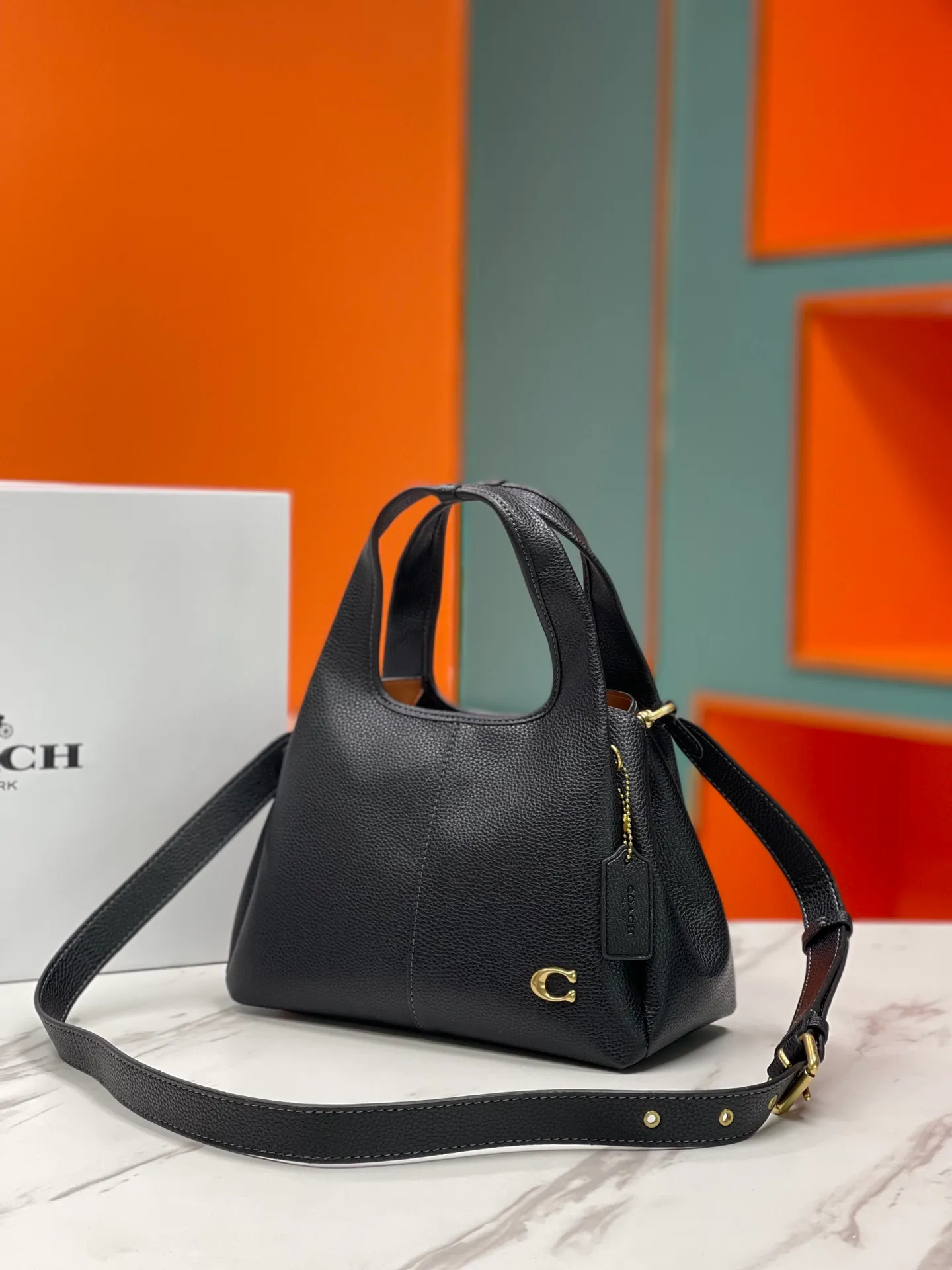 Top original order batch 460💰Coach/Coach new September vegetable basket is huge and beautiful. Coach model CM545. September new LANA vegetable basket bag. The bag shape is simple and elegant, and can be used for daily items. It is small enough and can be carried by hand or cross-body. Daily items can be placed completely. It is medium-sized and can be carried by hand or cross-body. Size 22.31.13.