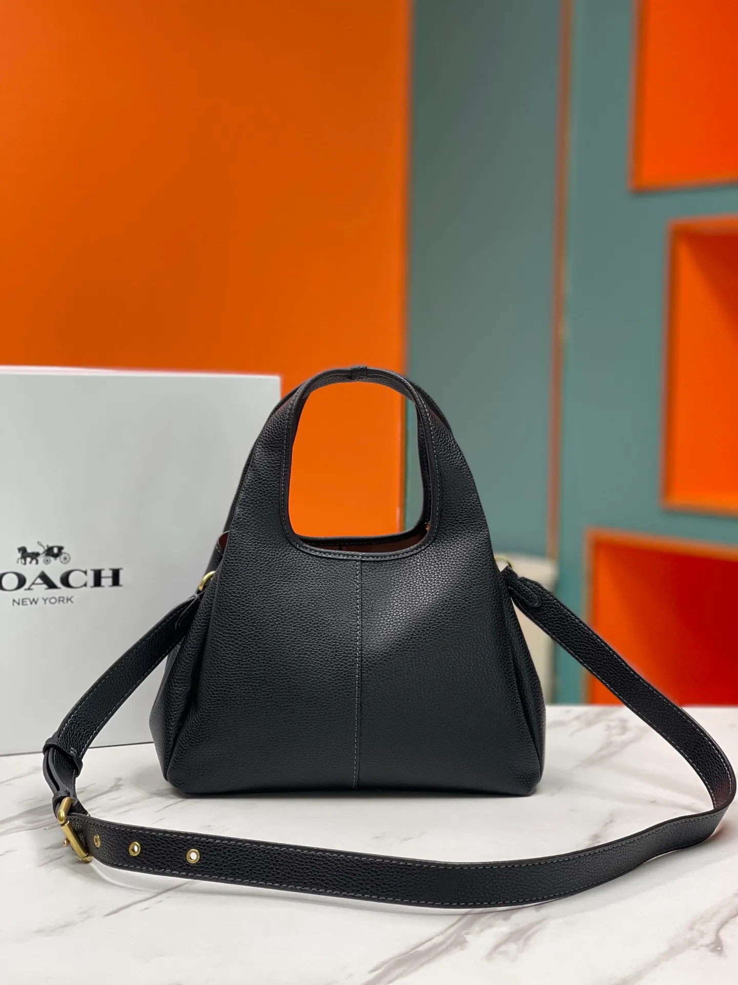 Top original order batch 460💰Coach/Coach new September vegetable basket is huge and beautiful. Coach model CM545. September new LANA vegetable basket bag. The bag shape is simple and elegant, and can be used for daily items. It is small enough and can be carried by hand or cross-body. Daily items can be placed completely. It is medium-sized and can be carried by hand or cross-body. Size 22.31.13.