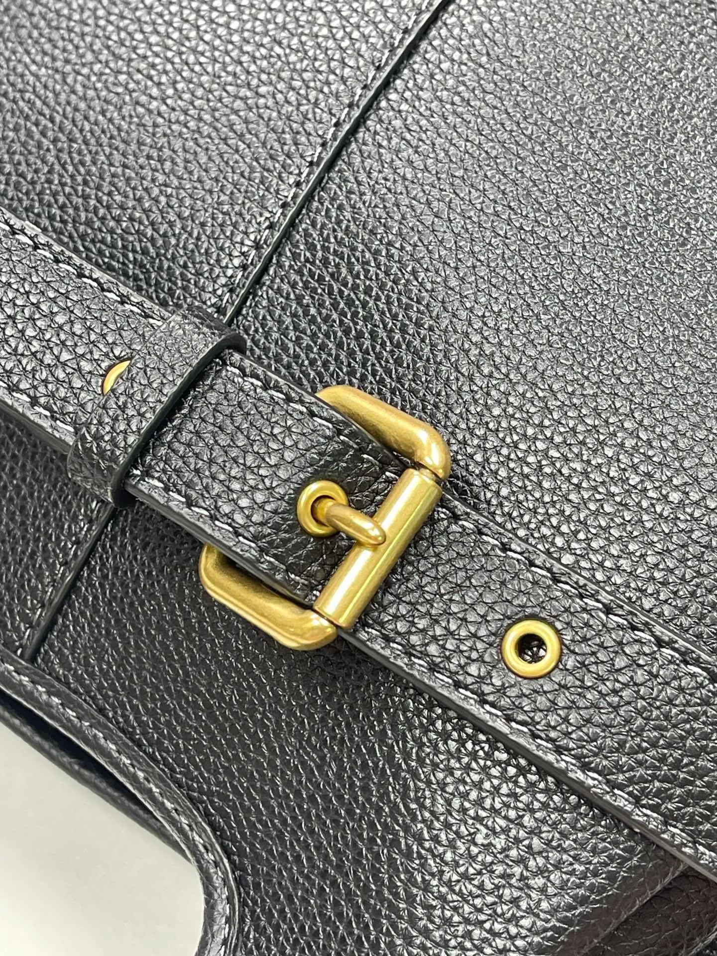 Top original order batch 460💰Coach/Coach new September vegetable basket is huge and beautiful. Coach model CM545. September new LANA vegetable basket bag. The bag shape is simple and elegant, and can be used for daily items. It is small enough and can be carried by hand or cross-body. Daily items can be placed completely. It is medium-sized and can be carried by hand or cross-body. Size 22.31.13.