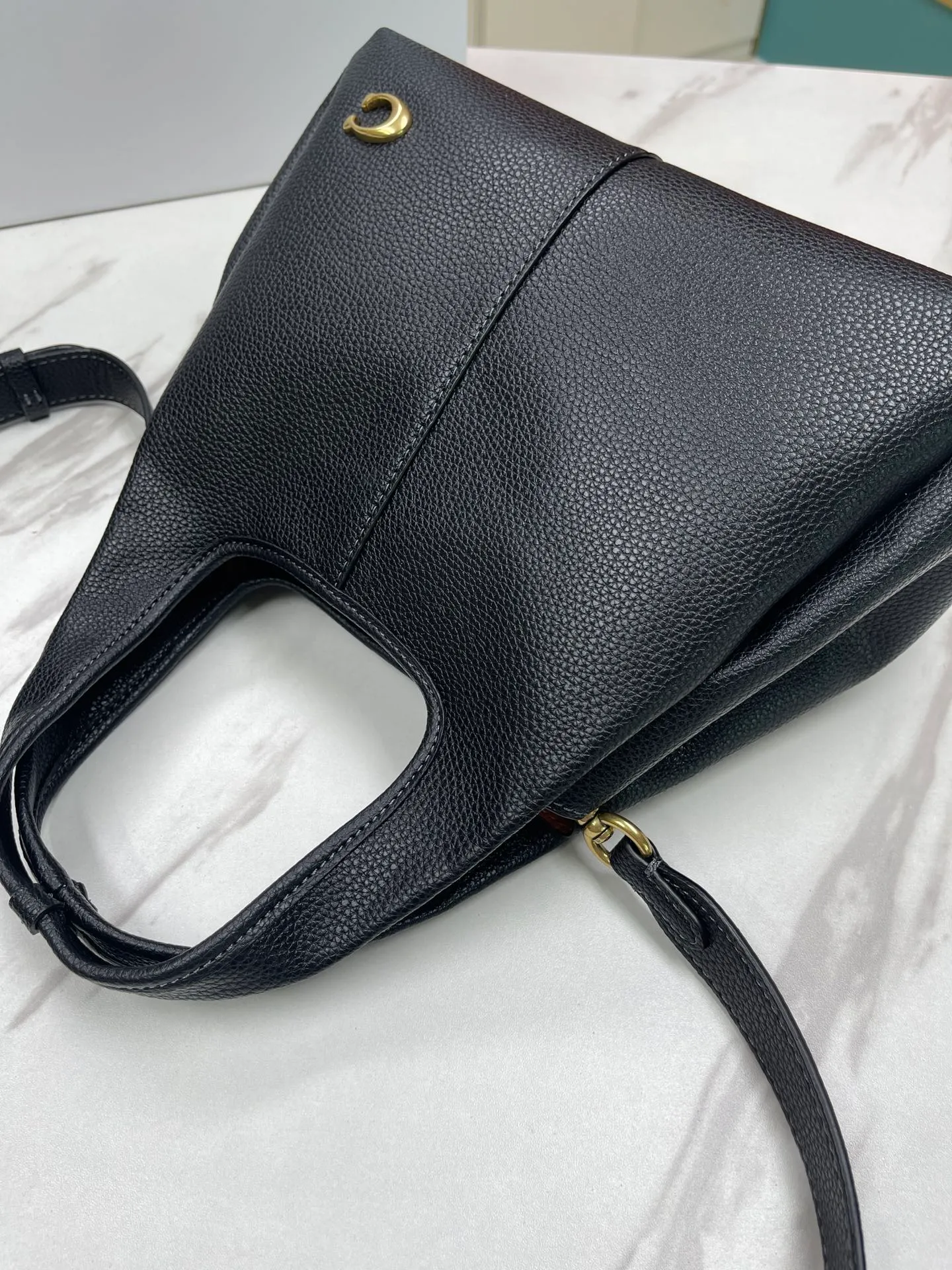 Top original order batch 460💰Coach/Coach new September vegetable basket is huge and beautiful. Coach model CM545. September new LANA vegetable basket bag. The bag shape is simple and elegant, and can be used for daily items. It is small enough and can be carried by hand or cross-body. Daily items can be placed completely. It is medium-sized and can be carried by hand or cross-body. Size 22.31.13.