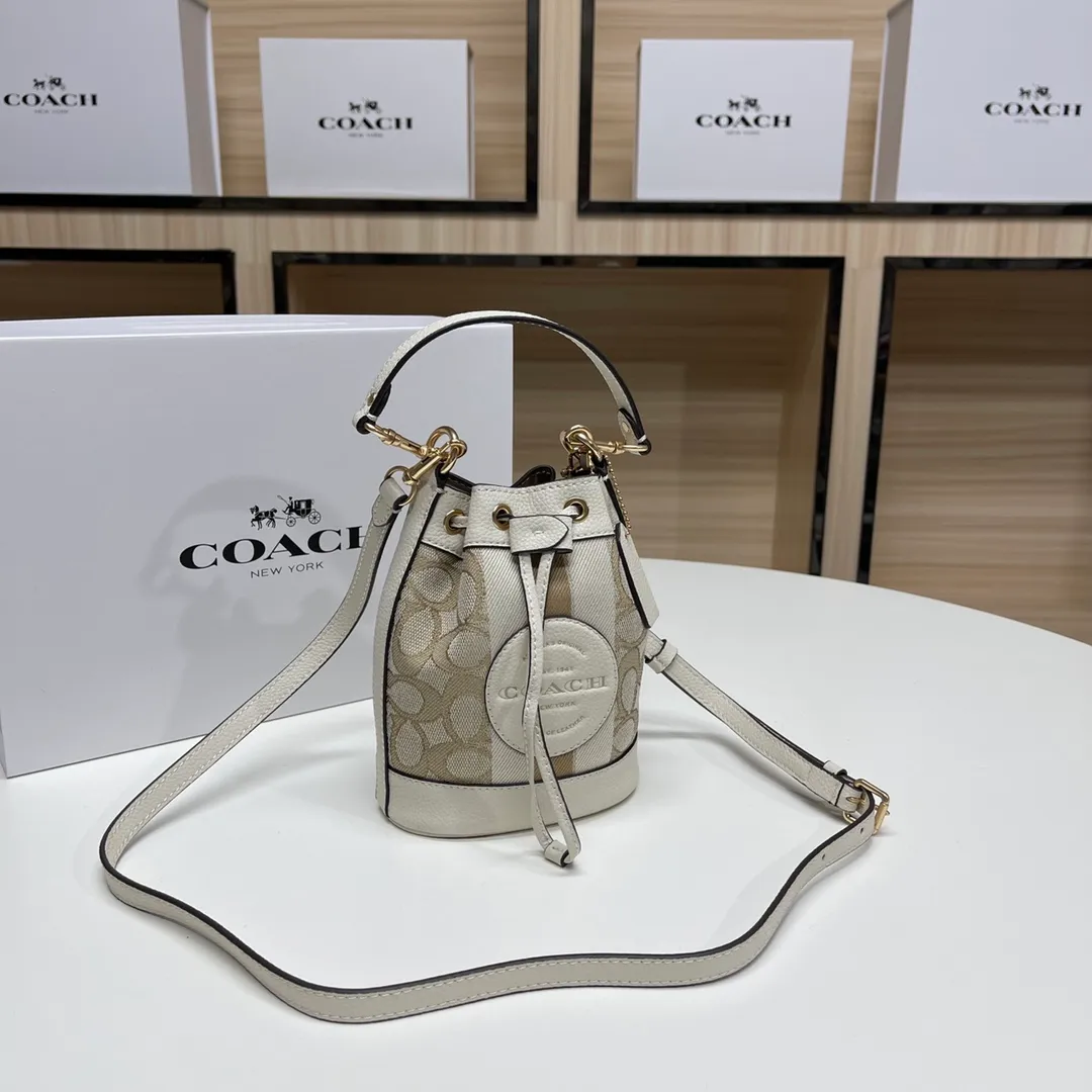 Top original order, batch 400💰coach/Coach new model, item number 8322, the latest mini macaron color bucket, the actual color is super beautiful, very compact, the capacity can also hold essential small items, this size is suitable for spring and summer wear, the back is cute and playful, super Q, the shoulder straps can be detached, you can wear it as you like ~ Size: 14X16.5X9