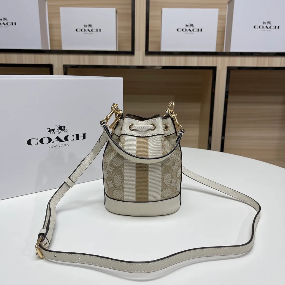 Top original order, batch 400💰coach/Coach new model, item number 8322, the latest mini macaron color bucket, the actual color is super beautiful, very compact, the capacity can also hold essential small items, this size is suitable for spring and summer wear, the back is cute and playful, super Q, the shoulder straps can be detached, you can wear it as you like ~ Size: 14X16.5X9