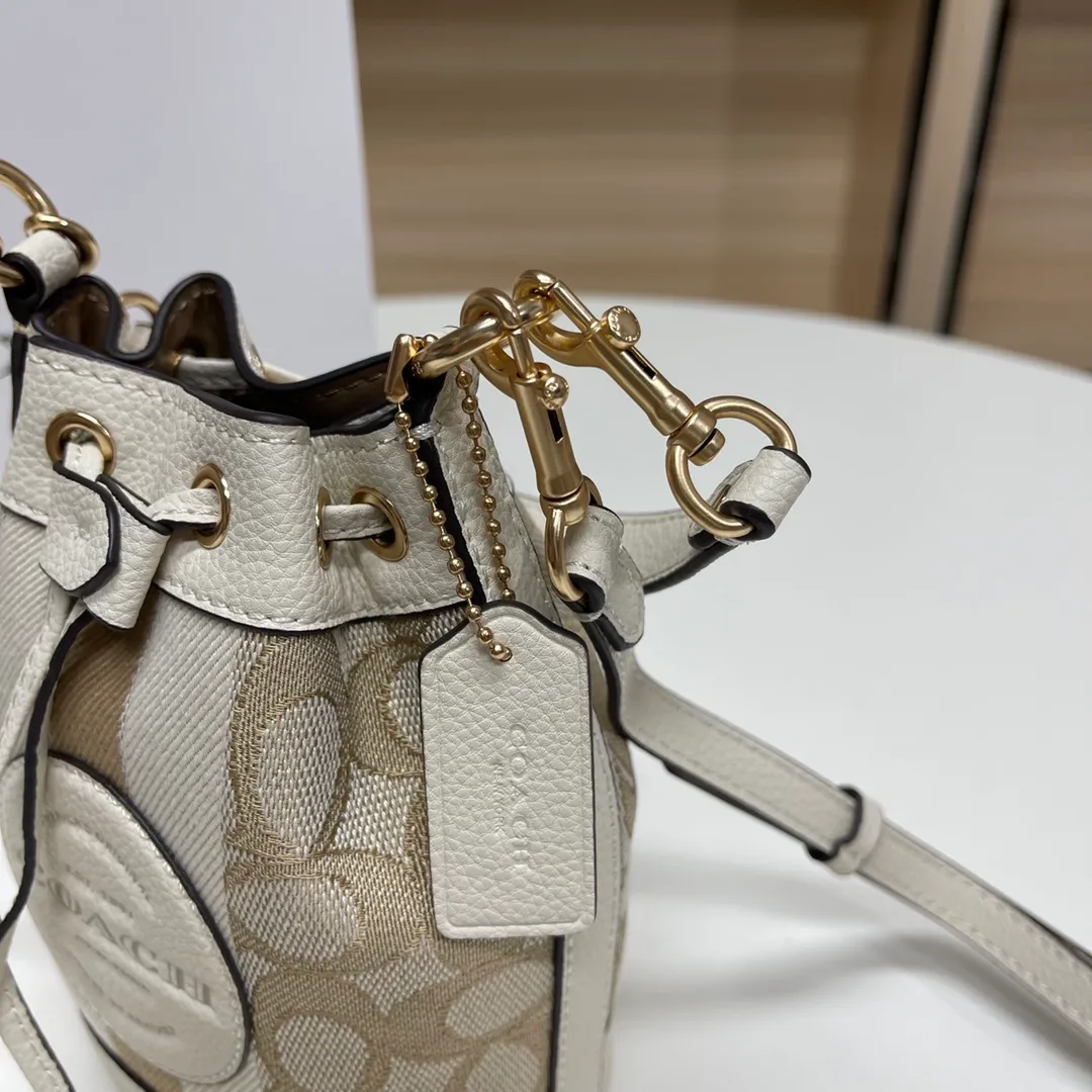 Top original order, batch 400💰coach/Coach new model, item number 8322, the latest mini macaron color bucket, the actual color is super beautiful, very compact, the capacity can also hold essential small items, this size is suitable for spring and summer wear, the back is cute and playful, super Q, the shoulder straps can be detached, you can wear it as you like ~ Size: 14X16.5X9