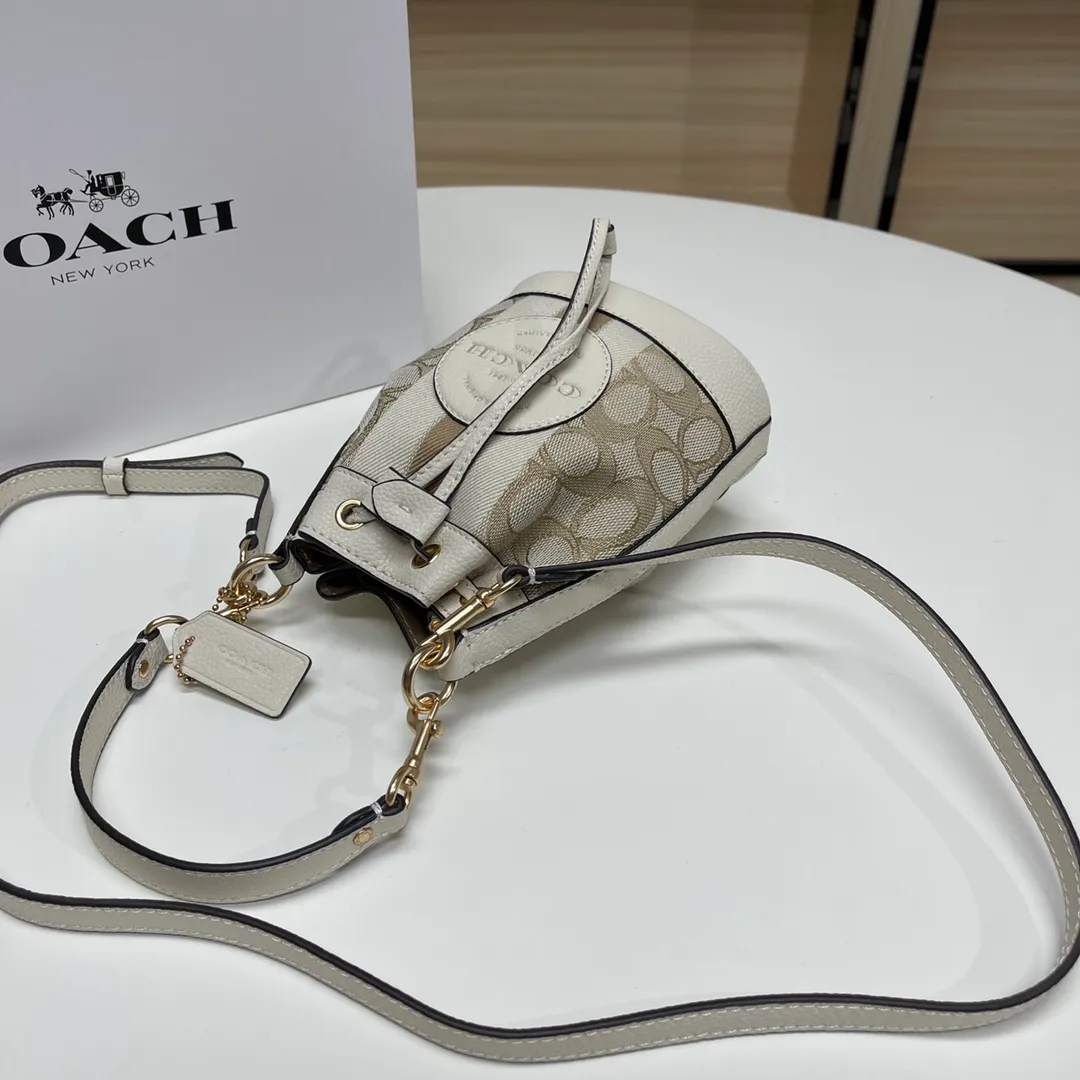 Top original order, batch 400💰coach/Coach new model, item number 8322, the latest mini macaron color bucket, the actual color is super beautiful, very compact, the capacity can also hold essential small items, this size is suitable for spring and summer wear, the back is cute and playful, super Q, the shoulder straps can be detached, you can wear it as you like ~ Size: 14X16.5X9