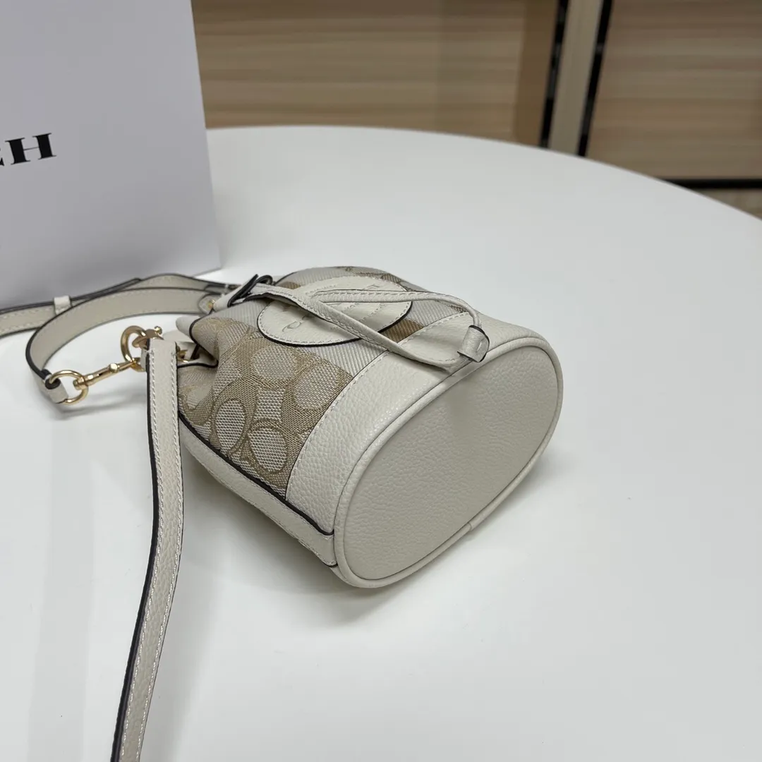 Top original order, batch 400💰coach/Coach new model, item number 8322, the latest mini macaron color bucket, the actual color is super beautiful, very compact, the capacity can also hold essential small items, this size is suitable for spring and summer wear, the back is cute and playful, super Q, the shoulder straps can be detached, you can wear it as you like ~ Size: 14X16.5X9