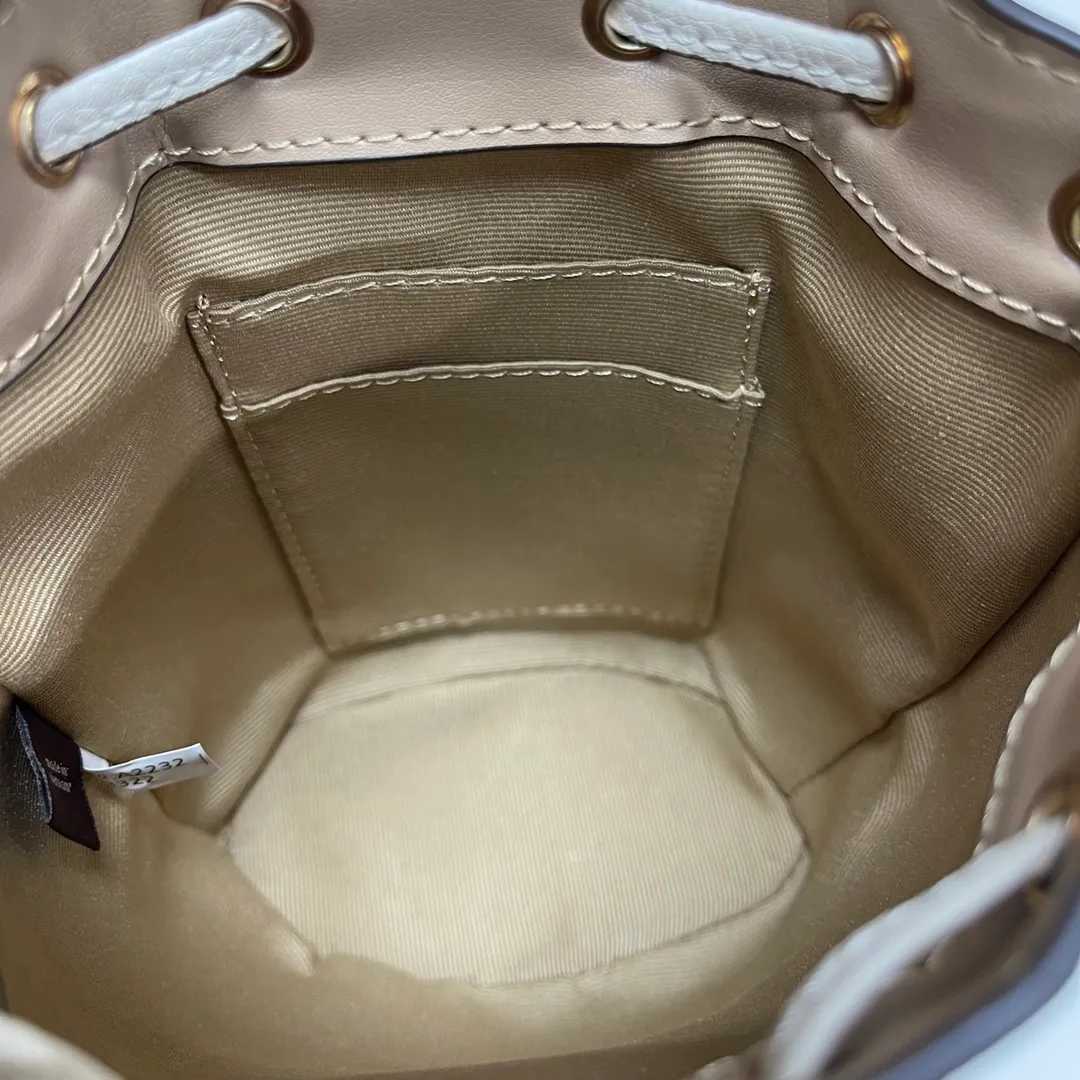 Top original order, batch 400💰coach/Coach new model, item number 8322, the latest mini macaron color bucket, the actual color is super beautiful, very compact, the capacity can also hold essential small items, this size is suitable for spring and summer wear, the back is cute and playful, super Q, the shoulder straps can be detached, you can wear it as you like ~ Size: 14X16.5X9