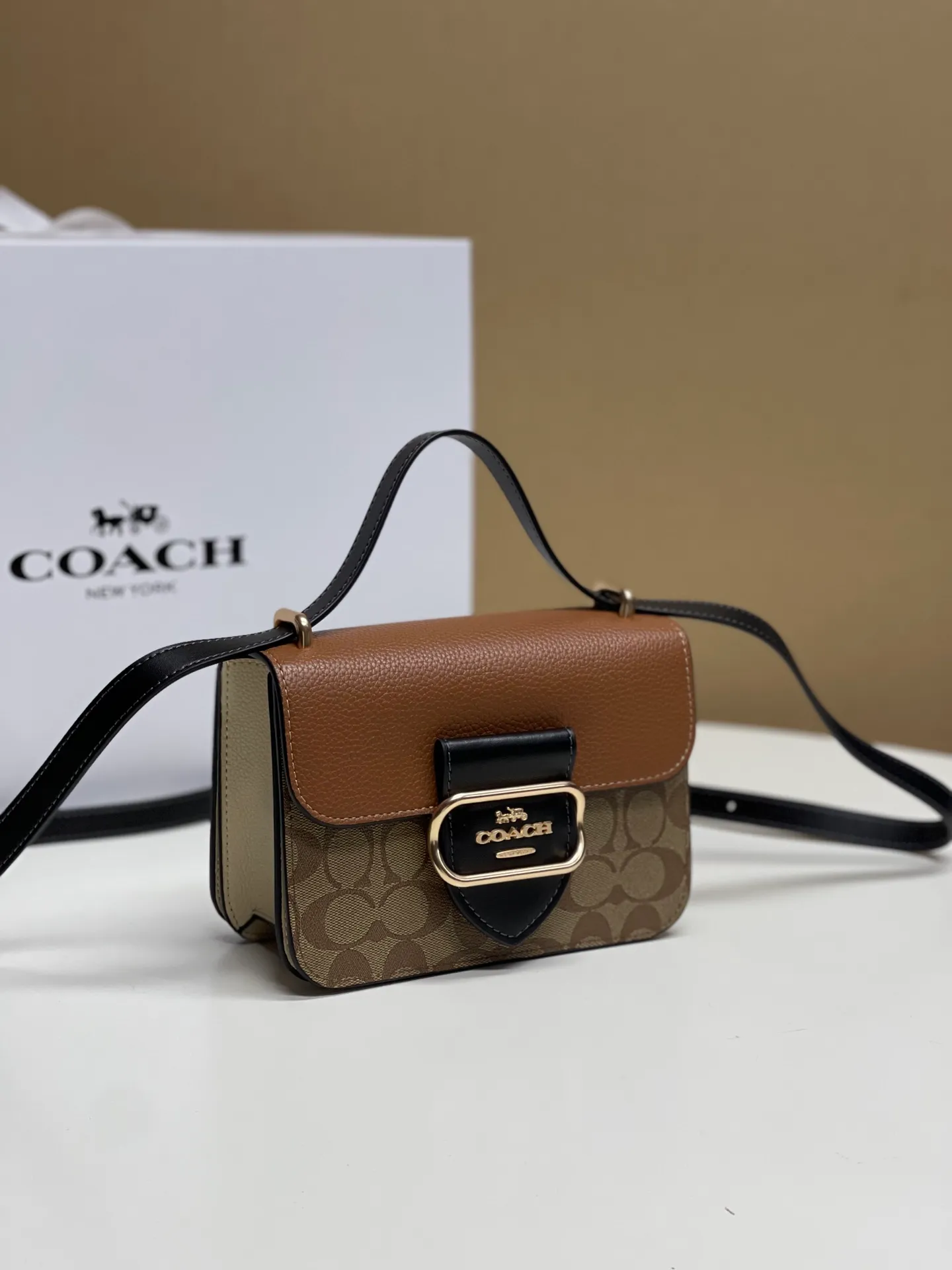 Top original order batch 440💰coach/Coach new model latest August new product model CL462 Morgan series is a must-have for Valentine’s Day gifts. Exquisite, compact and playful, wear-resistant and scratch-resistant. The built-in compartment can accommodate a variety of personal belongings. Girls don’t have to worry about their belongings when going out. The shoulder strap can be adjusted diagonally or on one shoulder. Super practical