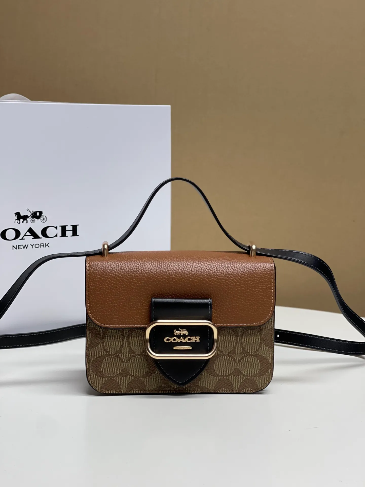 Top original order batch 440💰coach/Coach new model latest August new product model CL462 Morgan series is a must-have for Valentine’s Day gifts. Exquisite, compact and playful, wear-resistant and scratch-resistant. The built-in compartment can accommodate a variety of personal belongings. Girls don’t have to worry about their belongings when going out. The shoulder strap can be adjusted diagonally or on one shoulder. Super practical