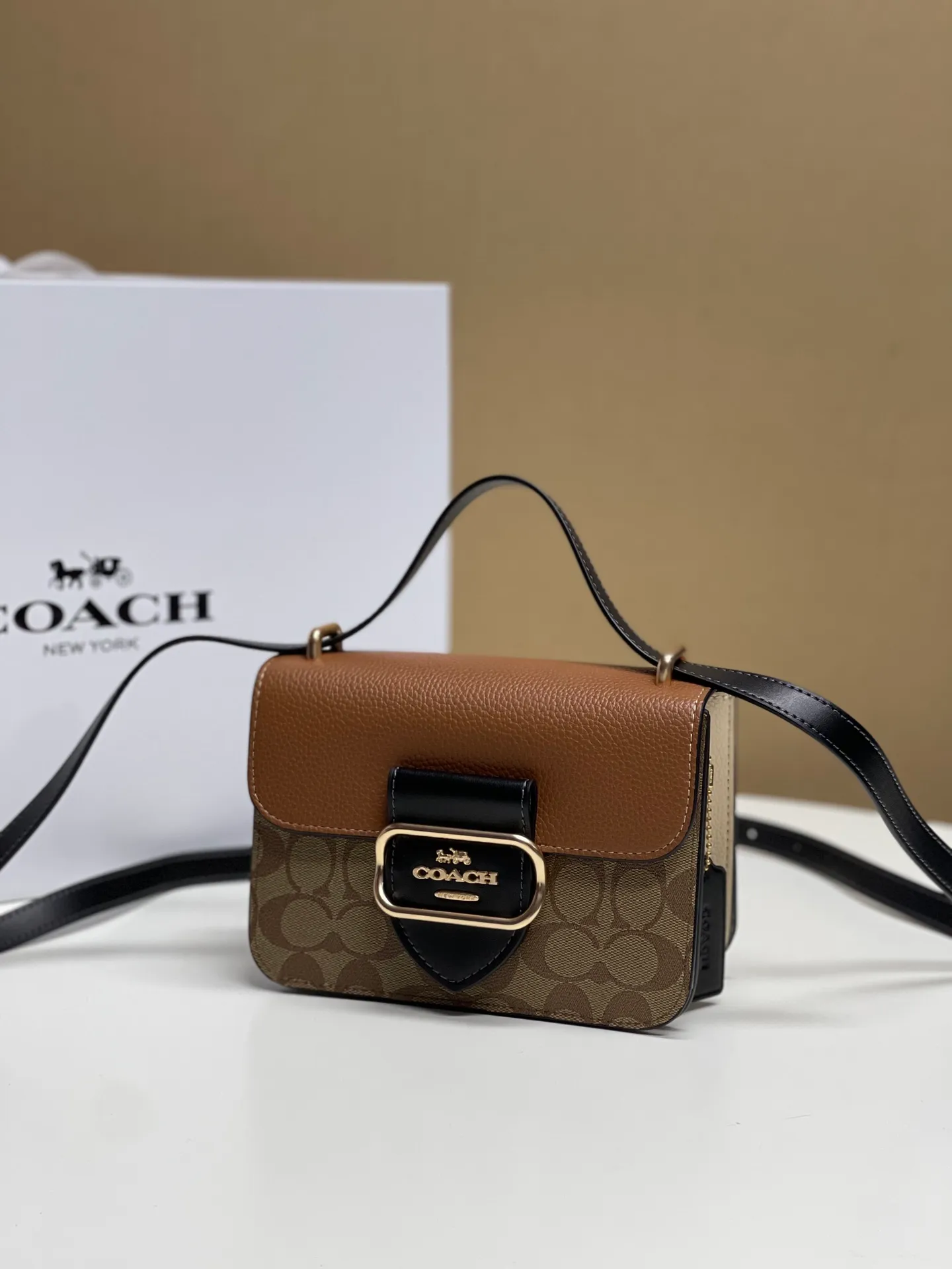 Top original order batch 440💰coach/Coach new model latest August new product model CL462 Morgan series is a must-have for Valentine’s Day gifts. Exquisite, compact and playful, wear-resistant and scratch-resistant. The built-in compartment can accommodate a variety of personal belongings. Girls don’t have to worry about their belongings when going out. The shoulder strap can be adjusted diagonally or on one shoulder. Super practical