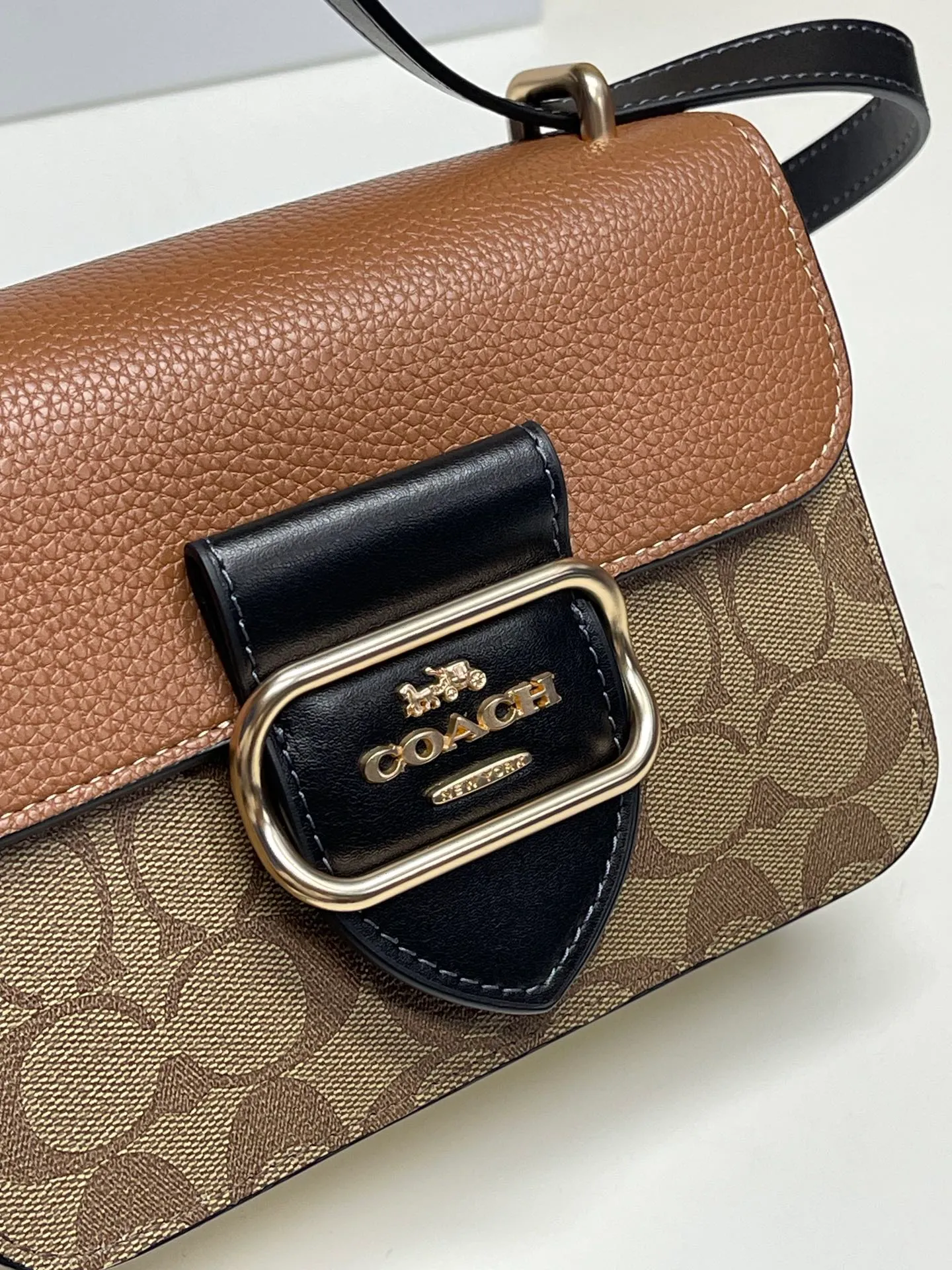 Top original order batch 440💰coach/Coach new model latest August new product model CL462 Morgan series is a must-have for Valentine’s Day gifts. Exquisite, compact and playful, wear-resistant and scratch-resistant. The built-in compartment can accommodate a variety of personal belongings. Girls don’t have to worry about their belongings when going out. The shoulder strap can be adjusted diagonally or on one shoulder. Super practical