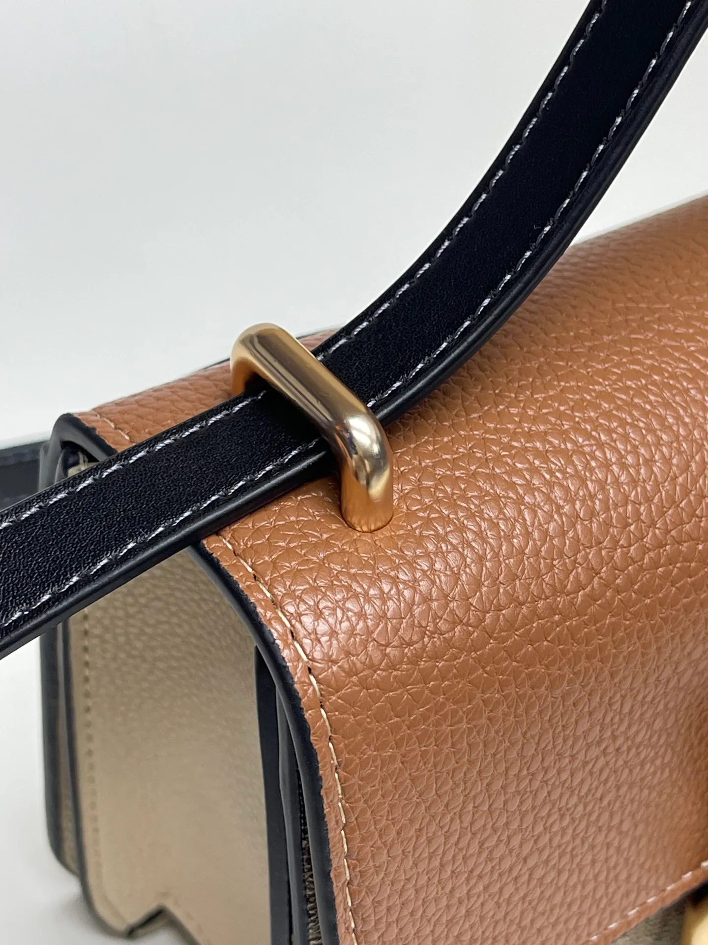 Top original order batch 440💰coach/Coach new model latest August new product model CL462 Morgan series is a must-have for Valentine’s Day gifts. Exquisite, compact and playful, wear-resistant and scratch-resistant. The built-in compartment can accommodate a variety of personal belongings. Girls don’t have to worry about their belongings when going out. The shoulder strap can be adjusted diagonally or on one shoulder. Super practical
