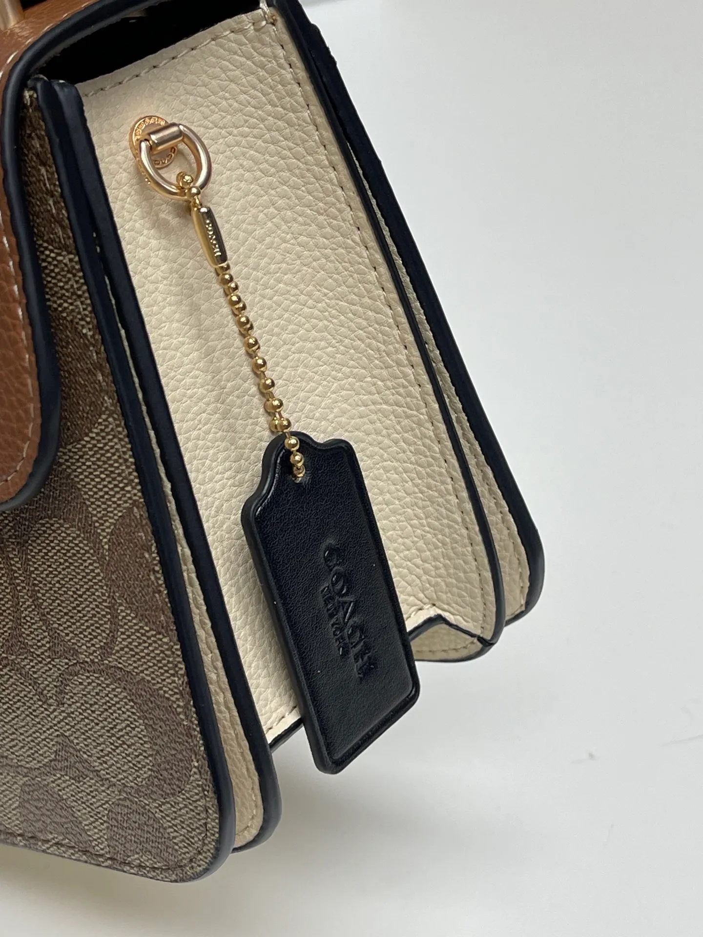 Top original order batch 440💰coach/Coach new model latest August new product model CL462 Morgan series is a must-have for Valentine’s Day gifts. Exquisite, compact and playful, wear-resistant and scratch-resistant. The built-in compartment can accommodate a variety of personal belongings. Girls don’t have to worry about their belongings when going out. The shoulder strap can be adjusted diagonally or on one shoulder. Super practical