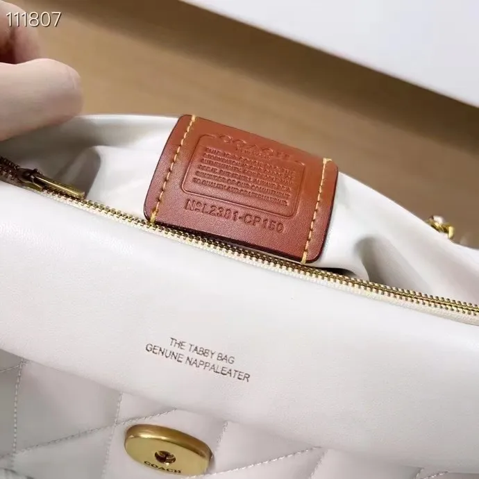 Top original order batch 500💰Coach/Coach new model cp400.  Quilting Tabby chain tabby with quilting technology, cool gold buckle, low-key and high-end. Choose the size and color you like. Size 26/15.