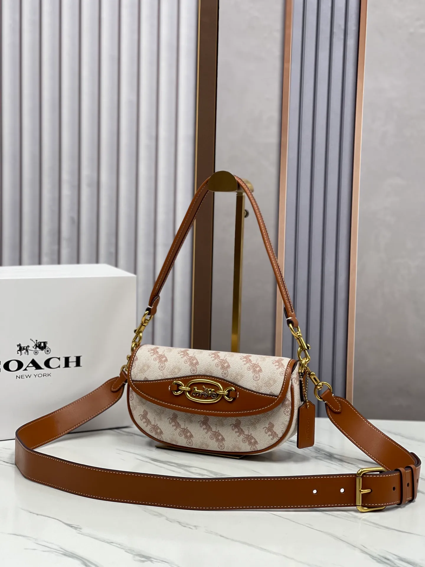 Batch 440💰coach/Coach new women's saddle bag CR511 shoulder cross-body handbag HARLEY23 retro lock bag armpit bag size: 22*13*5