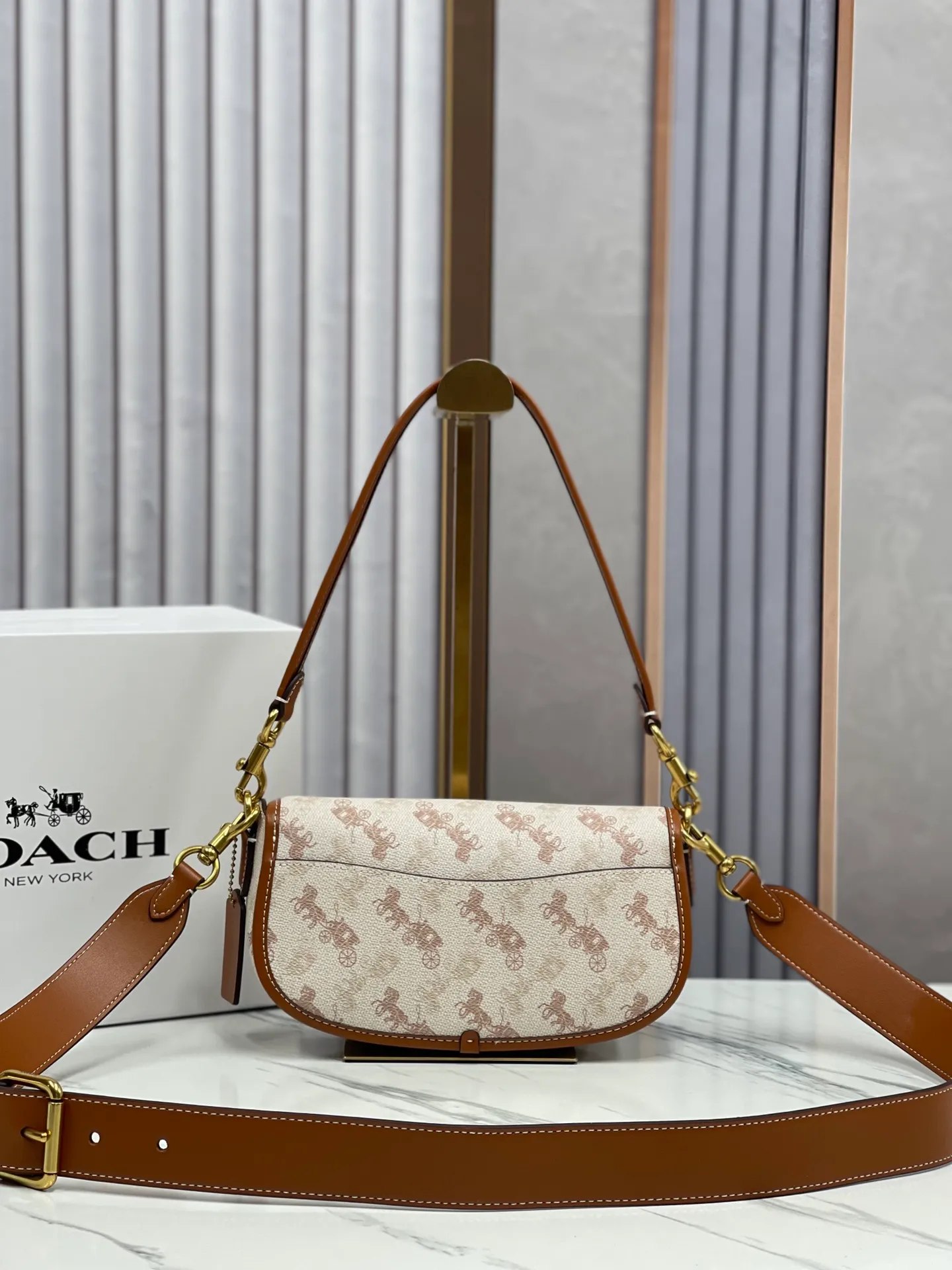 Batch 440💰coach/Coach new women's saddle bag CR511 shoulder cross-body handbag HARLEY23 retro lock bag armpit bag size: 22*13*5