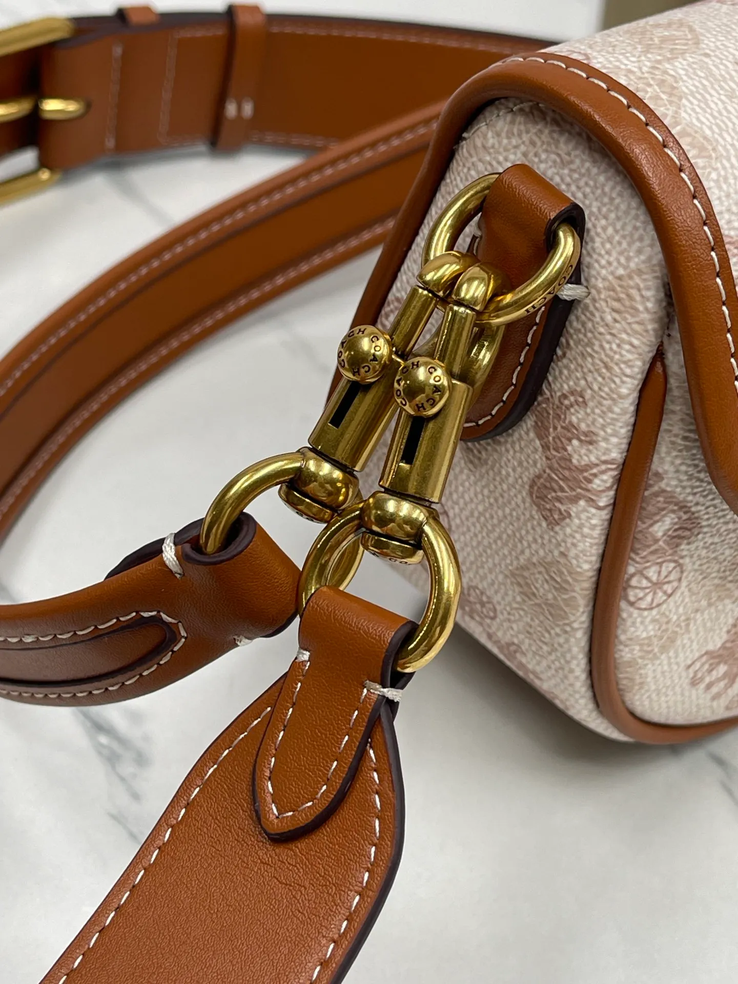 Batch 440💰coach/Coach new women's saddle bag CR511 shoulder cross-body handbag HARLEY23 retro lock bag armpit bag size: 22*13*5