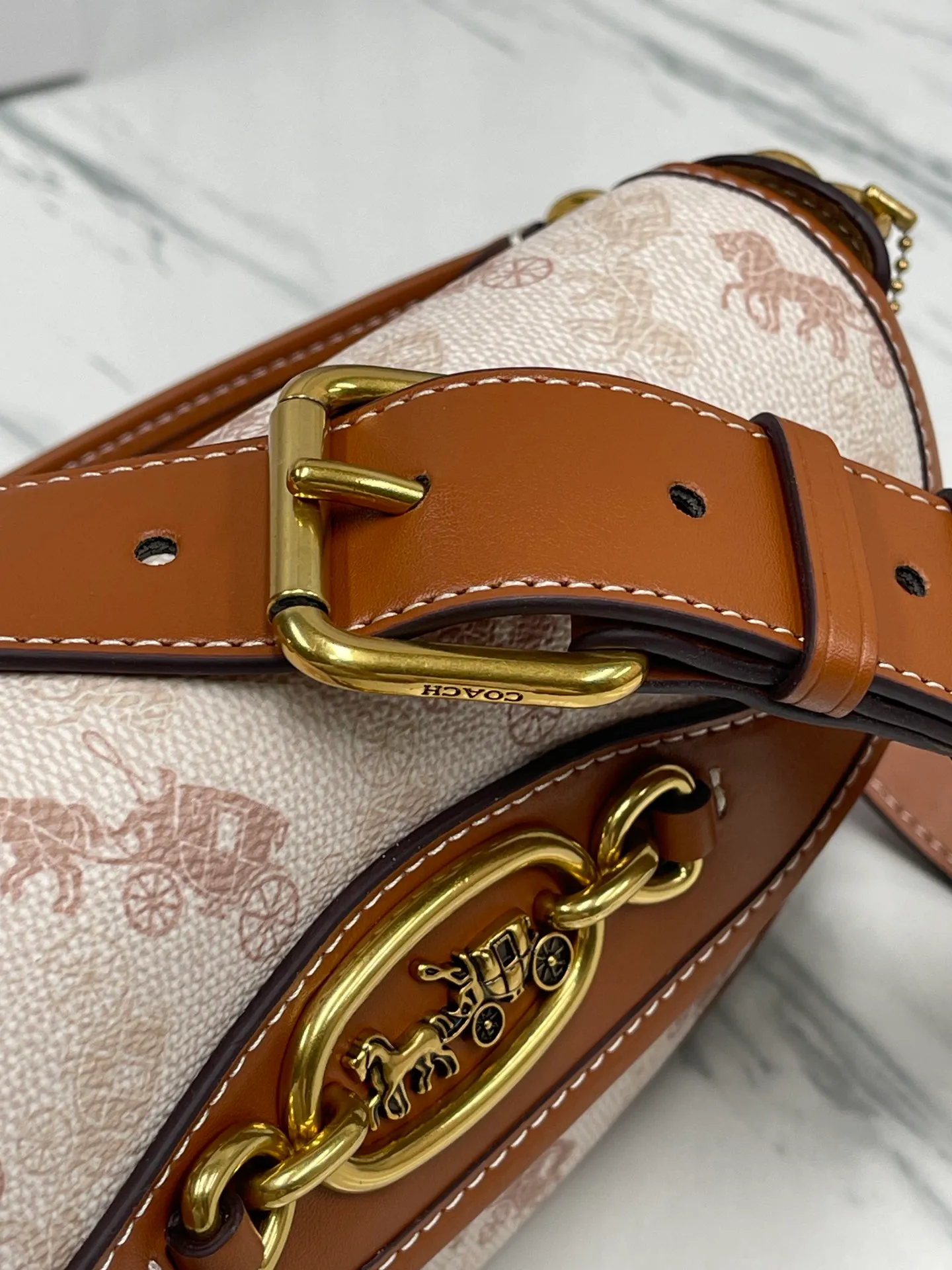 Batch 440💰coach/Coach new women's saddle bag CR511 shoulder cross-body handbag HARLEY23 retro lock bag armpit bag size: 22*13*5