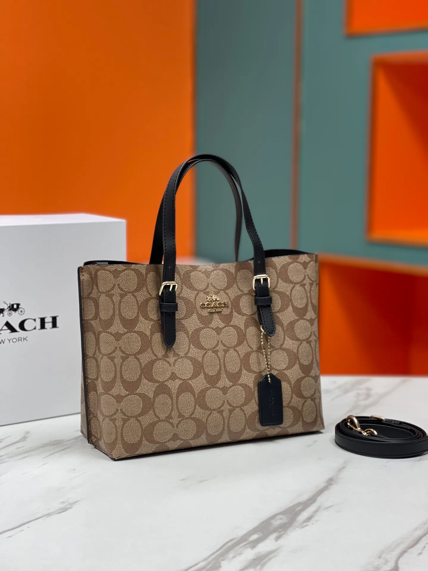 Top original order batch 400💰coach/Coach new model number: C4084 new [Mollie Tote 25] small size tote. But there is no shortage of compartments. The material is classic and durable. There are many ways to match it. It can be carried by hand, on the shoulder, or cross-body. Another popular style. Little sisters, get it now! New colors are being unlocked ~ Size: 25*19*11,