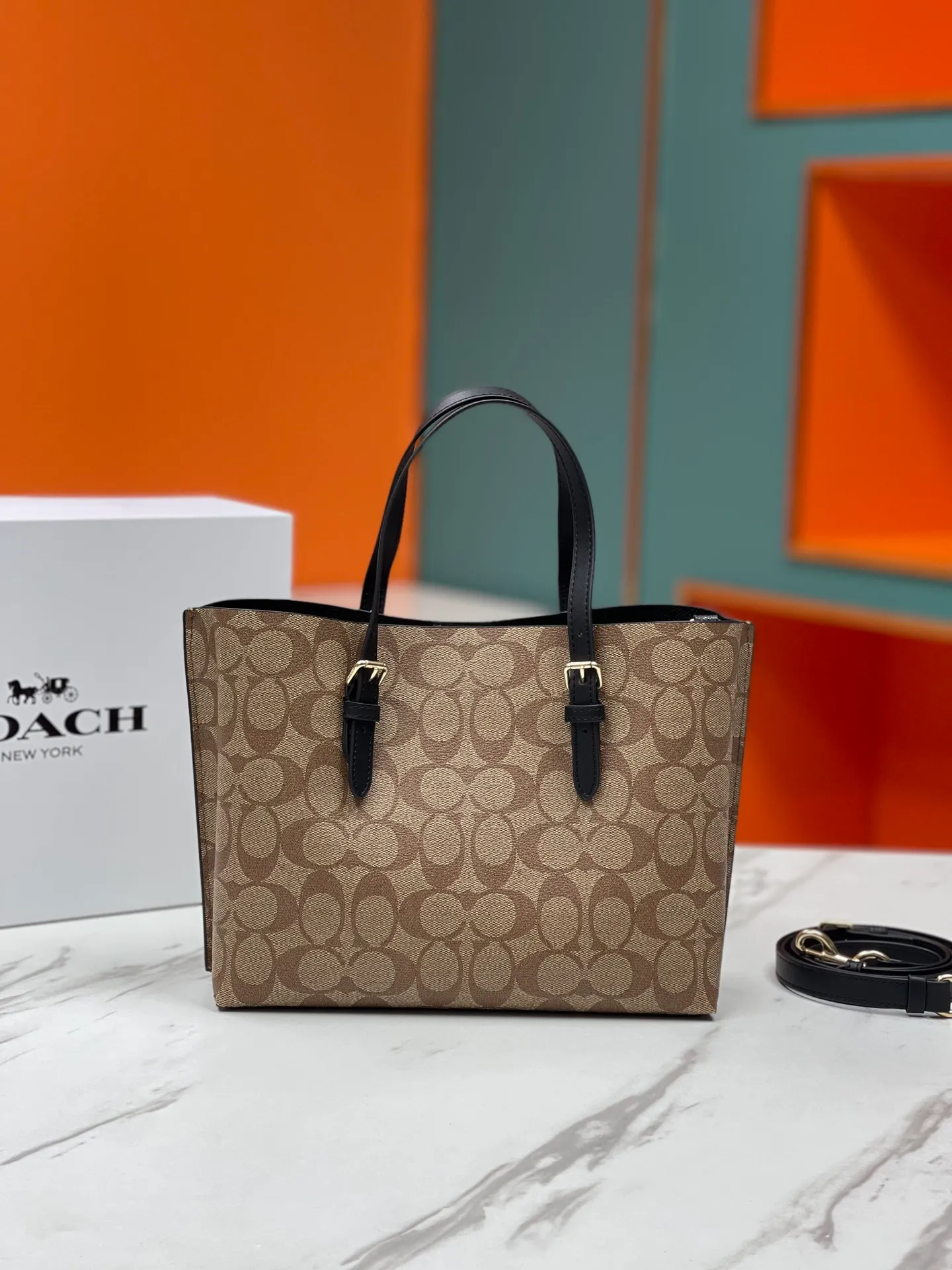Top original order batch 400💰coach/Coach new model number: C4084 new [Mollie Tote 25] small size tote. But there is no shortage of compartments. The material is classic and durable. There are many ways to match it. It can be carried by hand, on the shoulder, or cross-body. Another popular style. Little sisters, get it now! New colors are being unlocked ~ Size: 25*19*11,
