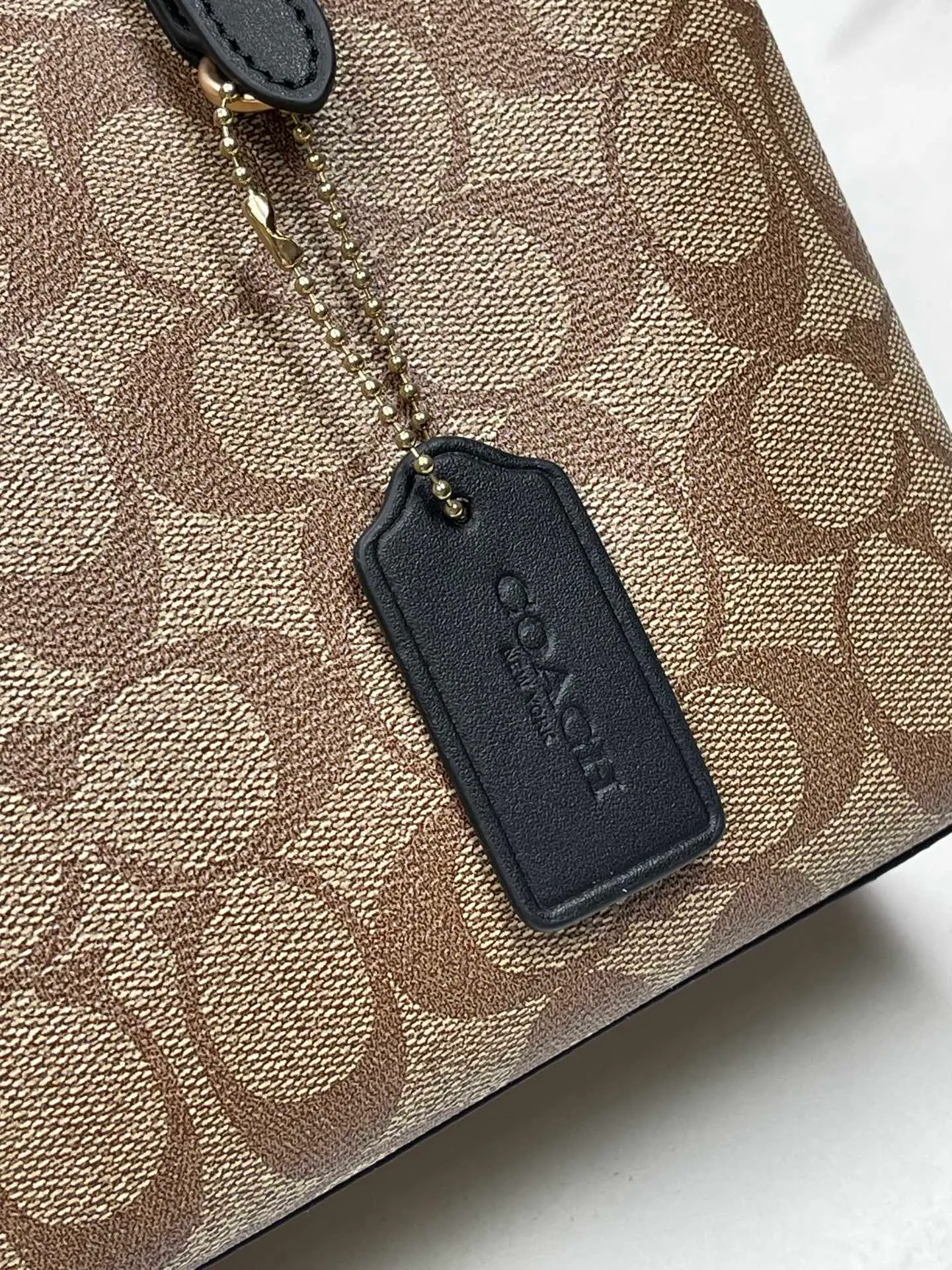 Top original order batch 400💰coach/Coach new model number: C4084 new [Mollie Tote 25] small size tote. But there is no shortage of compartments. The material is classic and durable. There are many ways to match it. It can be carried by hand, on the shoulder, or cross-body. Another popular style. Little sisters, get it now! New colors are being unlocked ~ Size: 25*19*11,