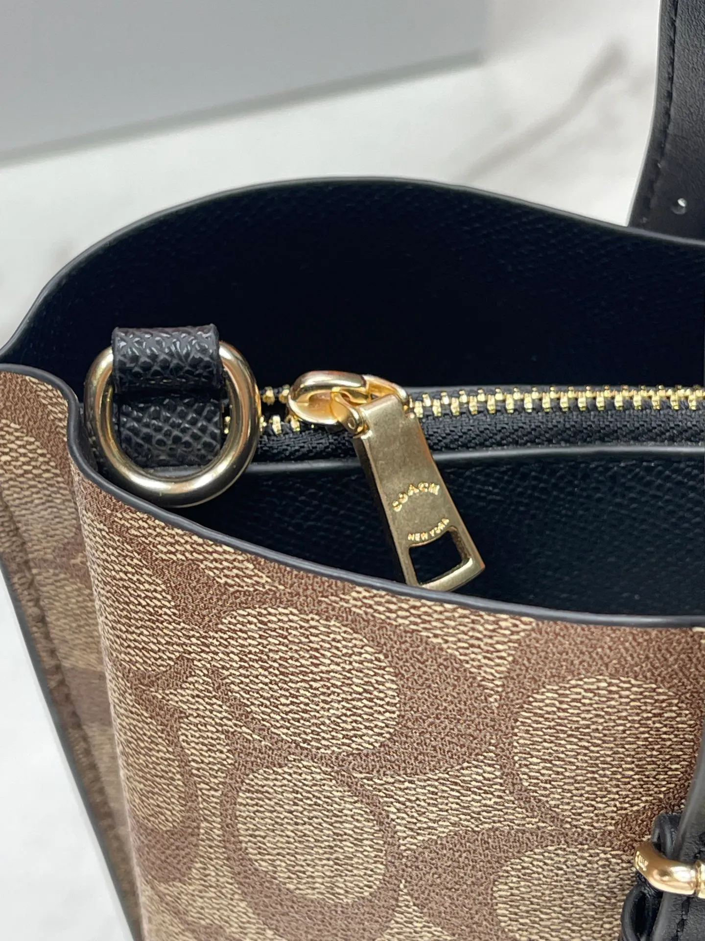 Top original order batch 400💰coach/Coach new model number: C4084 new [Mollie Tote 25] small size tote. But there is no shortage of compartments. The material is classic and durable. There are many ways to match it. It can be carried by hand, on the shoulder, or cross-body. Another popular style. Little sisters, get it now! New colors are being unlocked ~ Size: 25*19*11,
