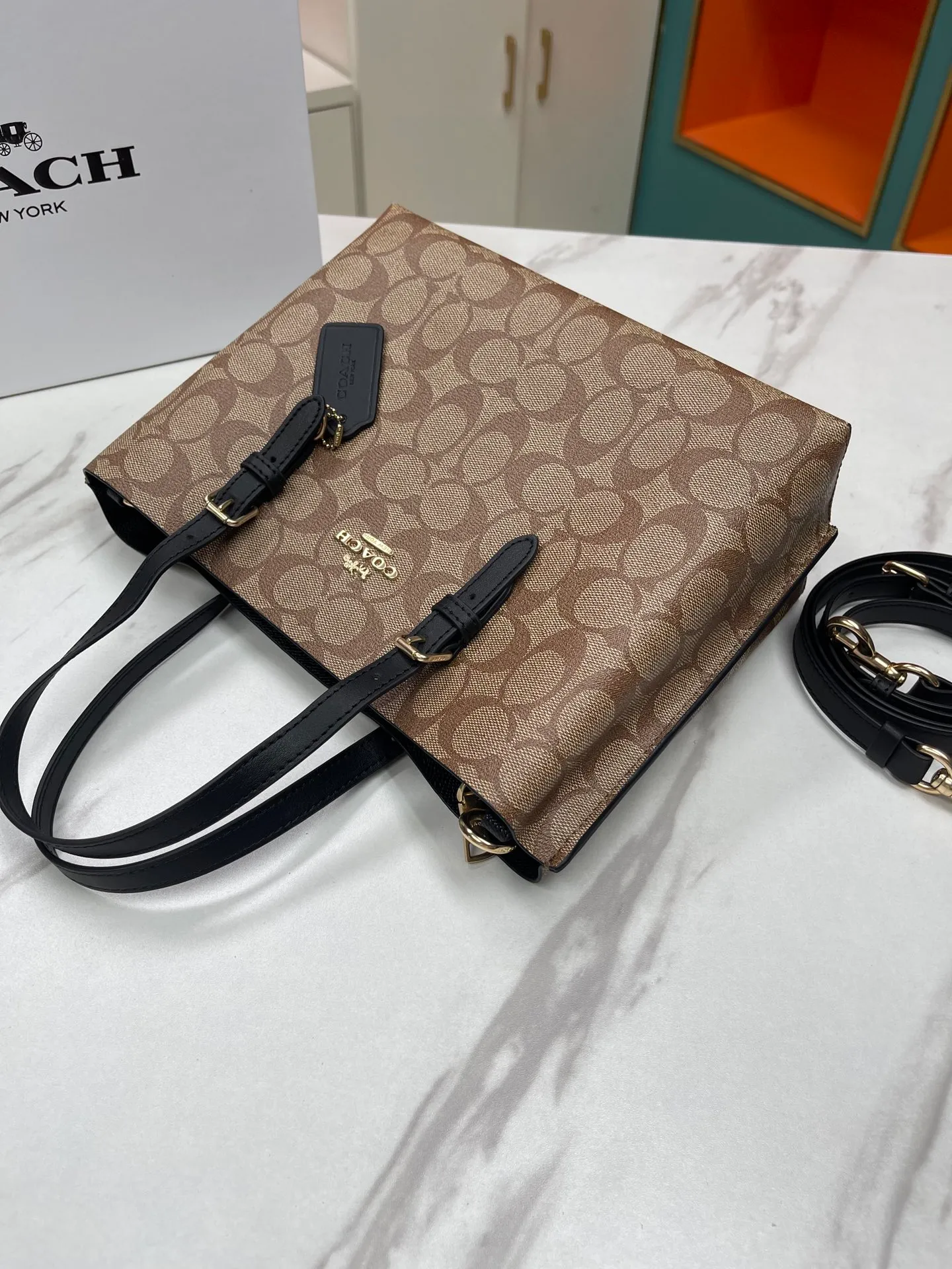 Top original order batch 400💰coach/Coach new model number: C4084 new [Mollie Tote 25] small size tote. But there is no shortage of compartments. The material is classic and durable. There are many ways to match it. It can be carried by hand, on the shoulder, or cross-body. Another popular style. Little sisters, get it now! New colors are being unlocked ~ Size: 25*19*11,