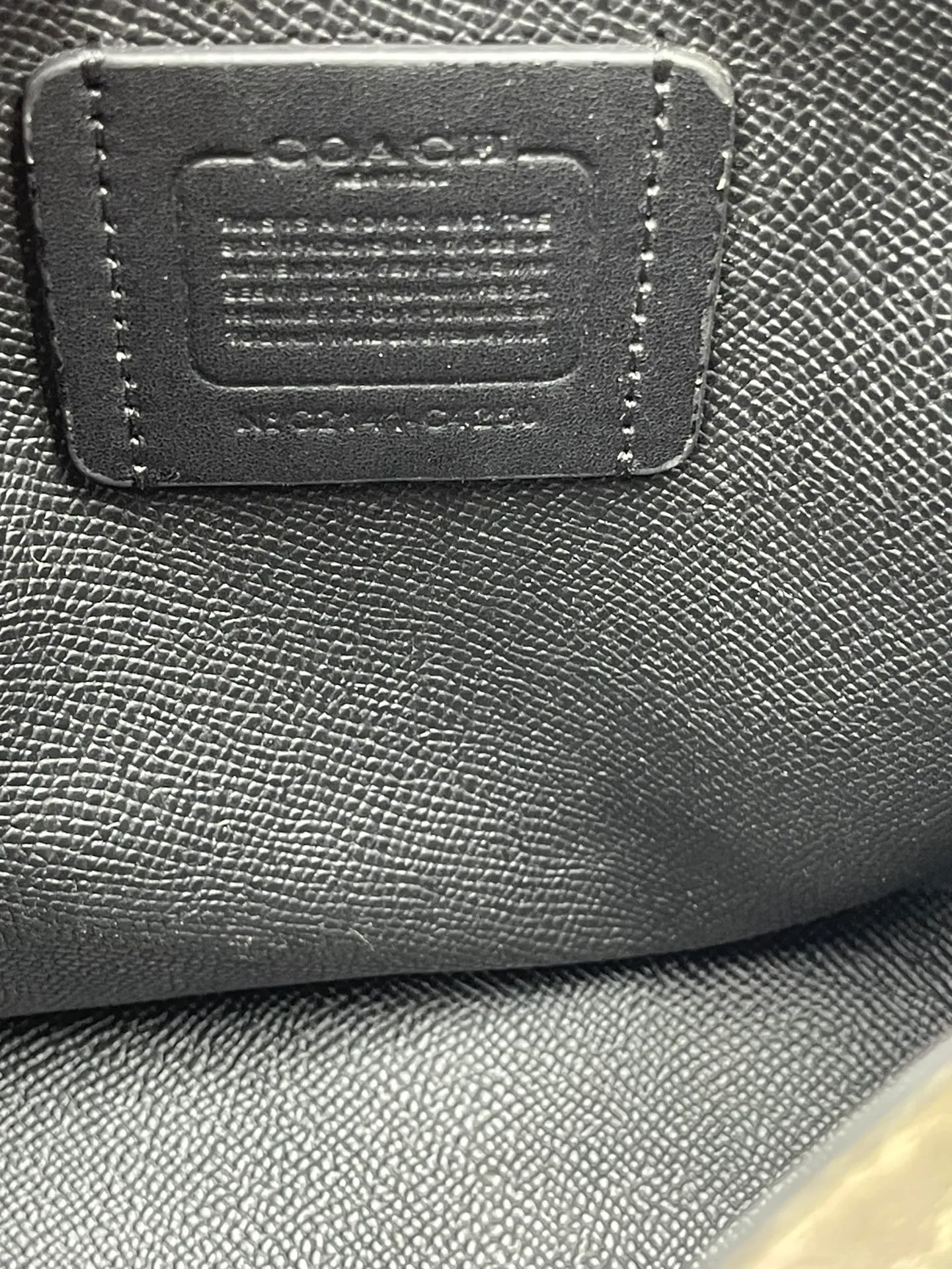 Top original order batch 400💰coach/Coach new model number: C4084 new [Mollie Tote 25] small size tote. But there is no shortage of compartments. The material is classic and durable. There are many ways to match it. It can be carried by hand, on the shoulder, or cross-body. Another popular style. Little sisters, get it now! New colors are being unlocked ~ Size: 25*19*11,