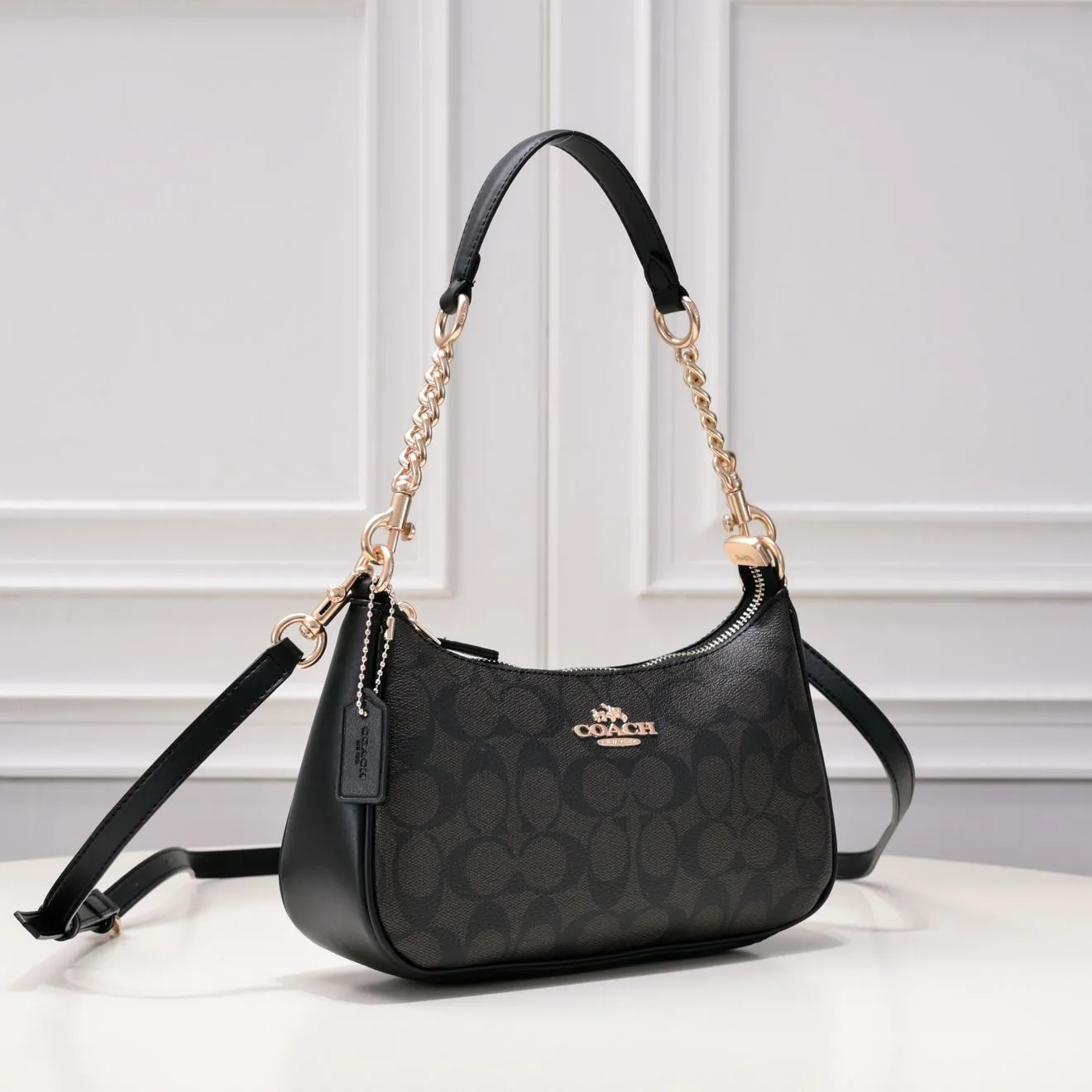 P260 [Top original order] Coach's new Teri underarm bag CA548 is larger than the mahjong bag, and the capacity zipper arc is more beautiful. It is equipped with two shoulder straps. The bag body is simple and elegant, and the stiff structure shows a capable and neat temperament. Dimensions: 24.5cm long x 13cm high x 6cm wide