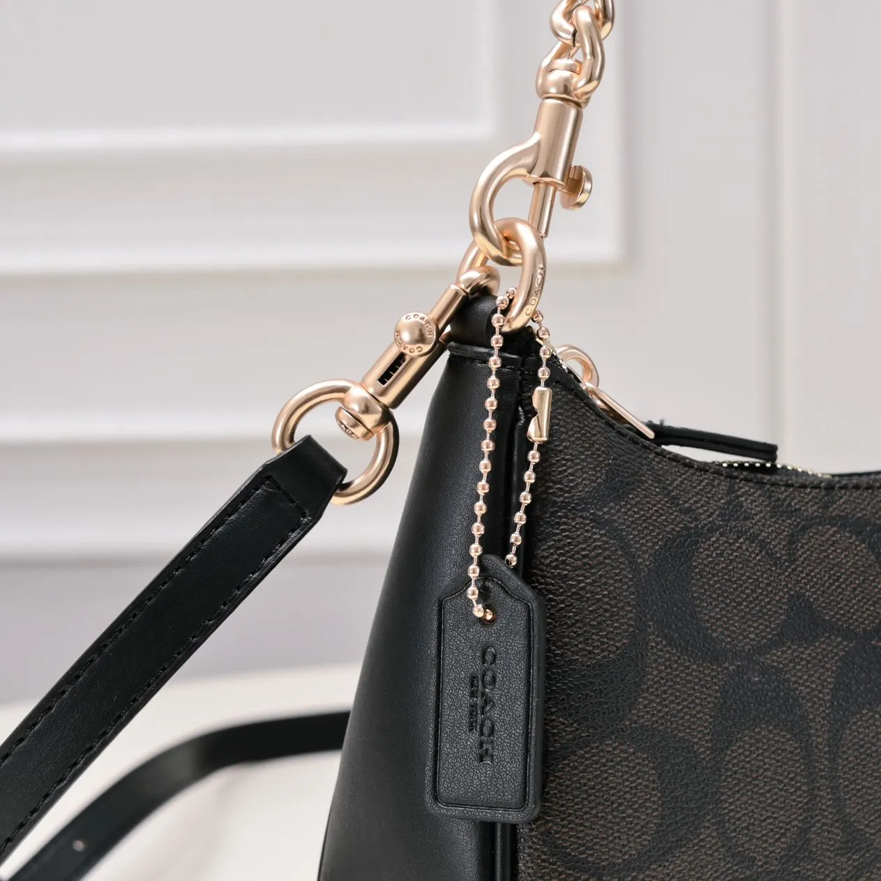 P260 [Top original order] Coach's new Teri underarm bag CA548 is larger than the mahjong bag, and the capacity zipper arc is more beautiful. It is equipped with two shoulder straps. The bag body is simple and elegant, and the stiff structure shows a capable and neat temperament. Dimensions: 24.5cm long x 13cm high x 6cm wide