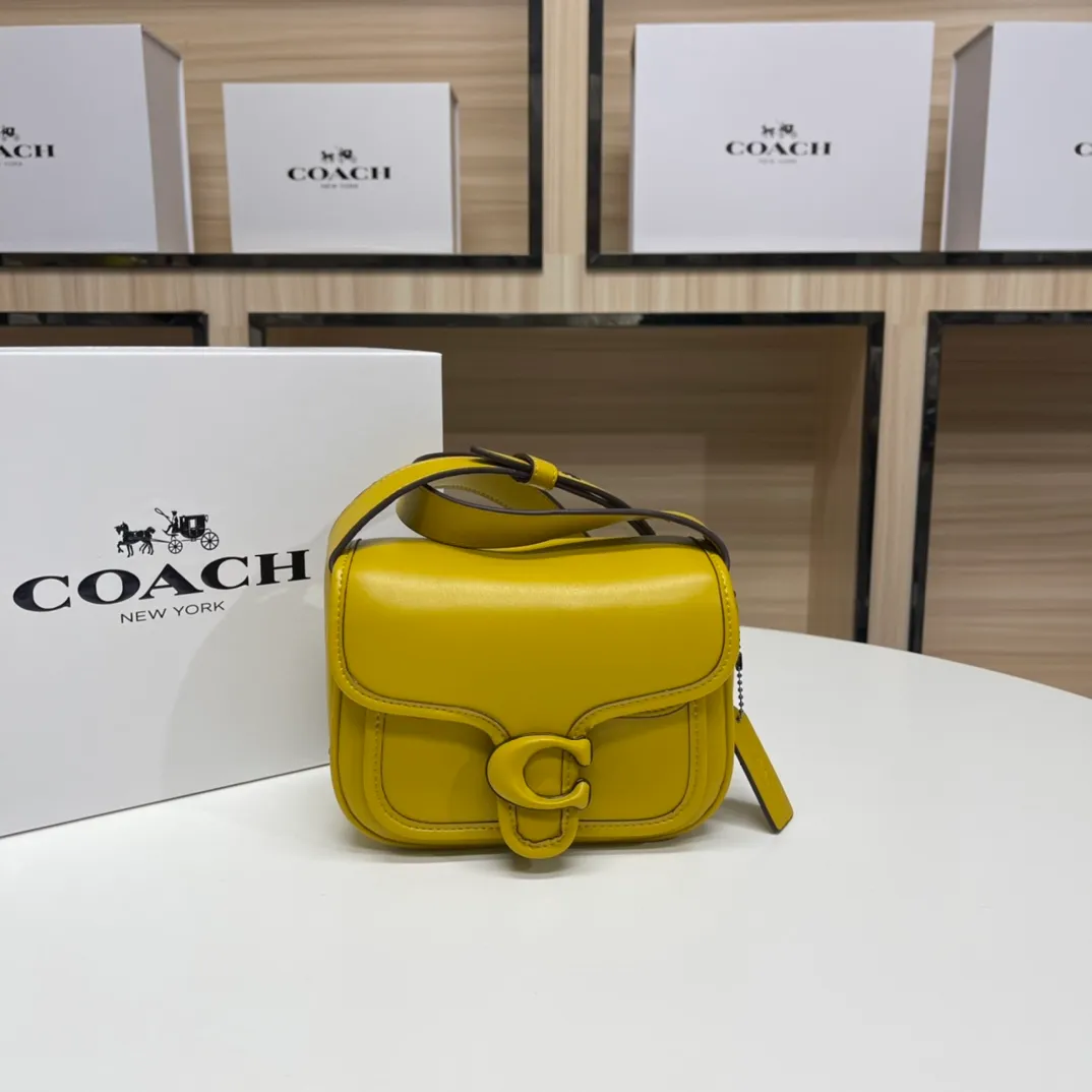 Top original order batch 460💰coach/Coach new model CJ846 CK019 CK020 Ck955 Tabby Messenger Retro and cute, a bit like a saddle bag, made of cowhide, soft and plump. The body of the bag is full of youthful vitality. It is compact, but has a lot of space. There is also a small button bag in the front that can be used as a small item. It is a bag that combines beauty and practicality. White, refreshing and clean Size: 19*14*7