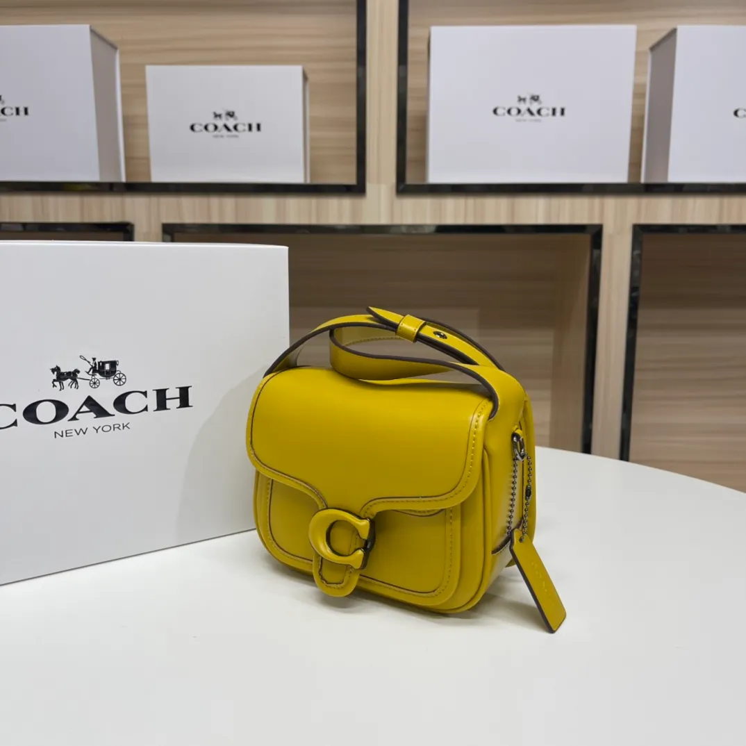 Top original order batch 460💰coach/Coach new model CJ846 CK019 CK020 Ck955 Tabby Messenger Retro and cute, a bit like a saddle bag, made of cowhide, soft and plump. The body of the bag is full of youthful vitality. It is compact, but has a lot of space. There is also a small button bag in the front that can be used as a small item. It is a bag that combines beauty and practicality. White, refreshing and clean Size: 19*14*7