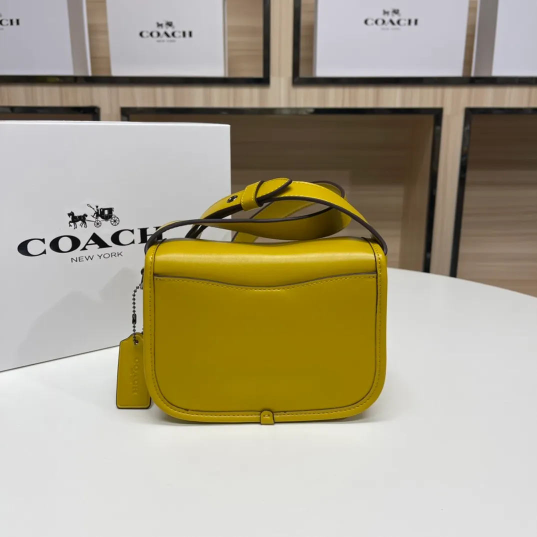Top original order batch 460💰coach/Coach new model CJ846 CK019 CK020 Ck955 Tabby Messenger Retro and cute, a bit like a saddle bag, made of cowhide, soft and plump. The body of the bag is full of youthful vitality. It is compact, but has a lot of space. There is also a small button bag in the front that can be used as a small item. It is a bag that combines beauty and practicality. White, refreshing and clean Size: 19*14*7