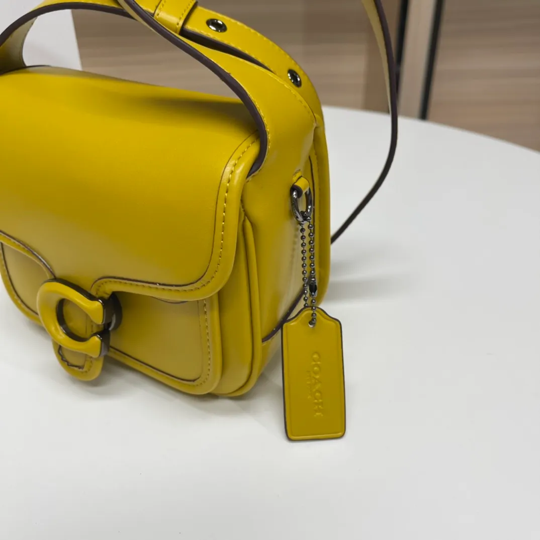 Top original order batch 460💰coach/Coach new model CJ846 CK019 CK020 Ck955 Tabby Messenger Retro and cute, a bit like a saddle bag, made of cowhide, soft and plump. The body of the bag is full of youthful vitality. It is compact, but has a lot of space. There is also a small button bag in the front that can be used as a small item. It is a bag that combines beauty and practicality. White, refreshing and clean Size: 19*14*7