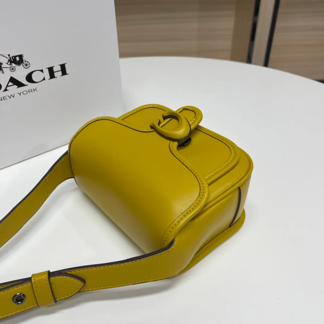 Top original order batch 460💰coach/Coach new model CJ846 CK019 CK020 Ck955 Tabby Messenger Retro and cute, a bit like a saddle bag, made of cowhide, soft and plump. The body of the bag is full of youthful vitality. It is compact, but has a lot of space. There is also a small button bag in the front that can be used as a small item. It is a bag that combines beauty and practicality. White, refreshing and clean Size: 19*14*7