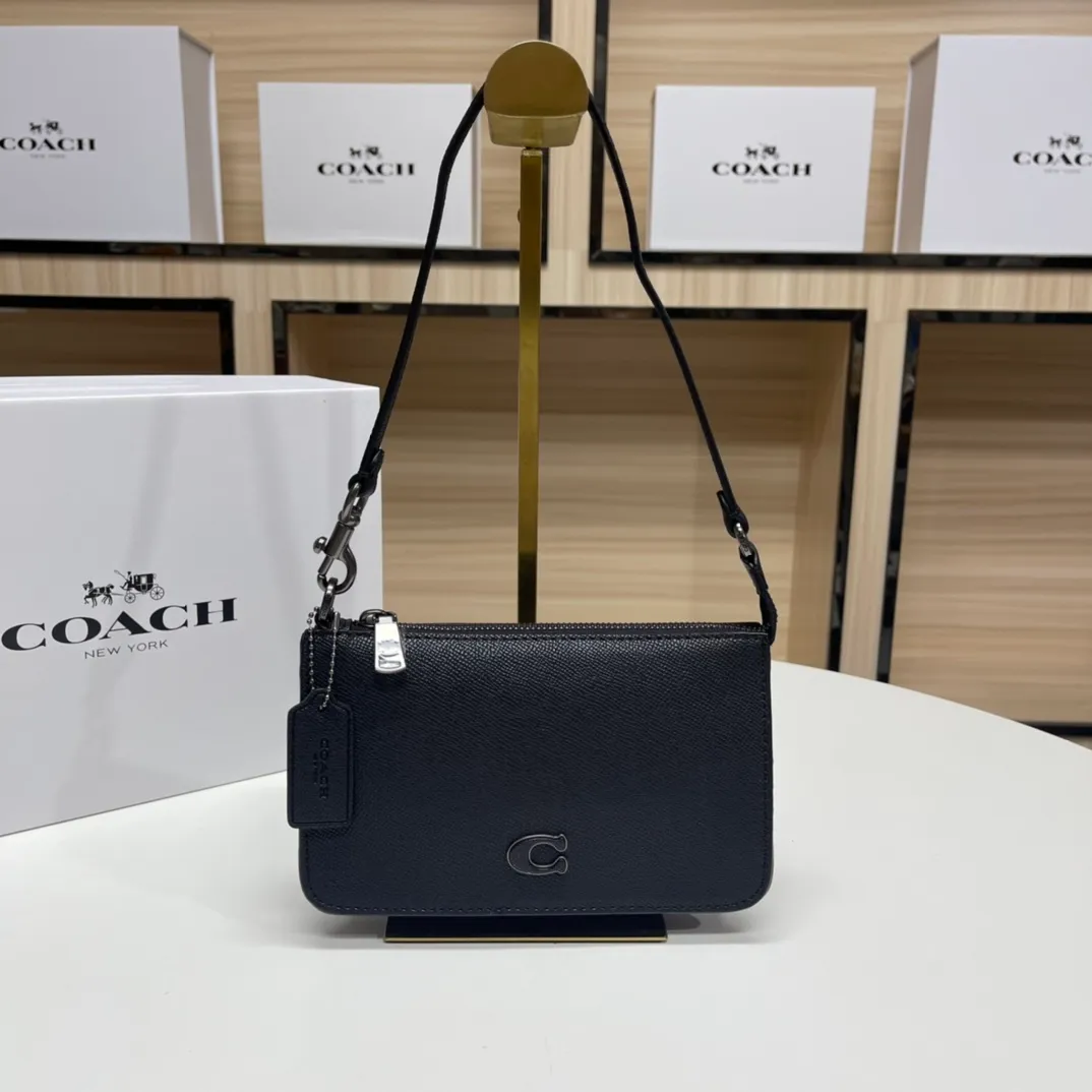 Top original order, batch 298💰Coach's new Mahjong bag model CJ797, low price. Mahjong bag has become a must-have item in summer bags. It’s compact, cute and easy to match. You can DIY it and wear it as you like! It can hold PLUS essential fashion items for simple travel. It is fresh and fresh ~ perfect for the hot summer ~ This shoulder strap is a little longer than the ordinary mahjong bag. Size: 19*12.5cm