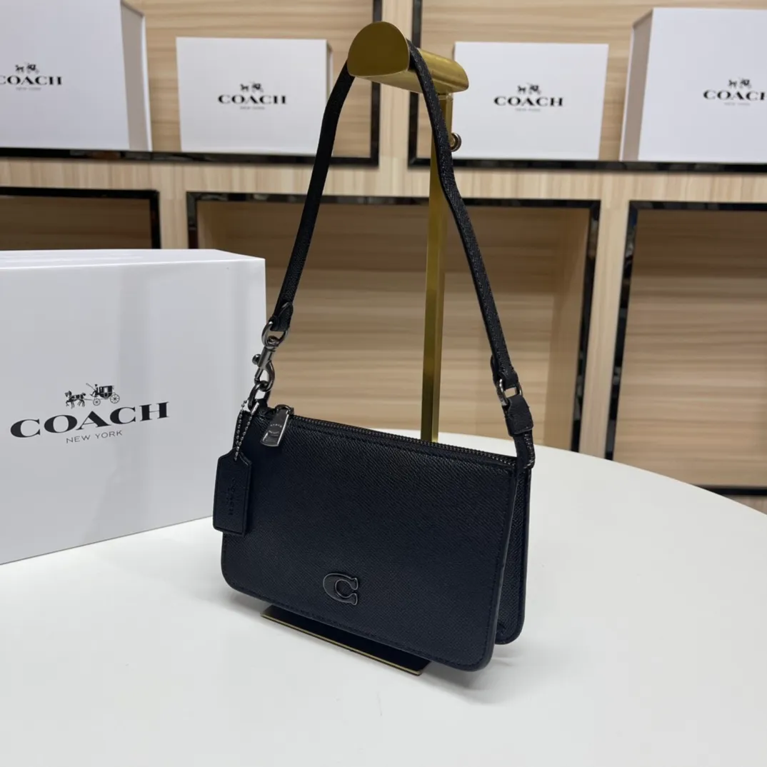 Top original order, batch 298💰Coach's new Mahjong bag model CJ797, low price. Mahjong bag has become a must-have item in summer bags. It’s compact, cute and easy to match. You can DIY it and wear it as you like! It can hold PLUS essential fashion items for simple travel. It is fresh and fresh ~ perfect for the hot summer ~ This shoulder strap is a little longer than the ordinary mahjong bag. Size: 19*12.5cm