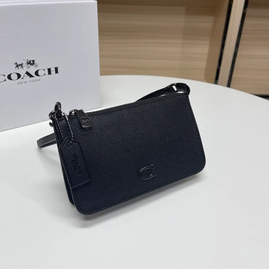 Top original order, batch 298💰Coach's new Mahjong bag model CJ797, low price. Mahjong bag has become a must-have item in summer bags. It’s compact, cute and easy to match. You can DIY it and wear it as you like! It can hold PLUS essential fashion items for simple travel. It is fresh and fresh ~ perfect for the hot summer ~ This shoulder strap is a little longer than the ordinary mahjong bag. Size: 19*12.5cm