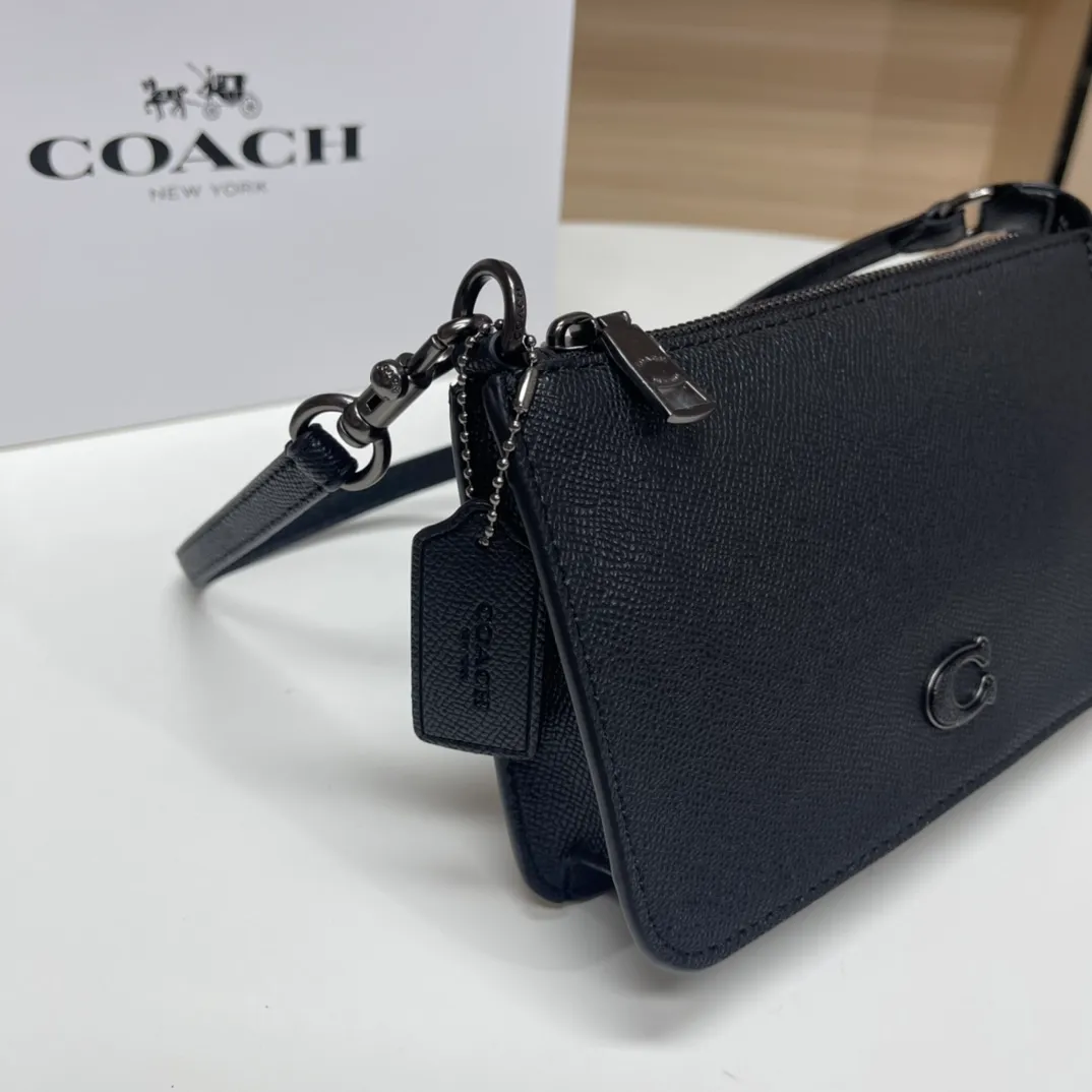 Top original order, batch 298💰Coach's new Mahjong bag model CJ797, low price. Mahjong bag has become a must-have item in summer bags. It’s compact, cute and easy to match. You can DIY it and wear it as you like! It can hold PLUS essential fashion items for simple travel. It is fresh and fresh ~ perfect for the hot summer ~ This shoulder strap is a little longer than the ordinary mahjong bag. Size: 19*12.5cm