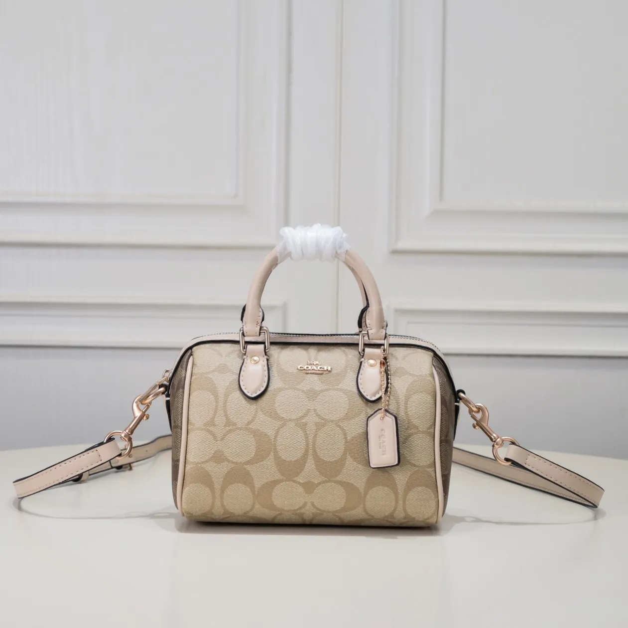 P340 [Top original order] The new Coach small size Boston CH469 is so beautiful and exquisite! Moreover, the Boston bag shape is particularly versatile! The presbyopic color-blocking design is classic and eye-catching! Size:17.5*12*10cm