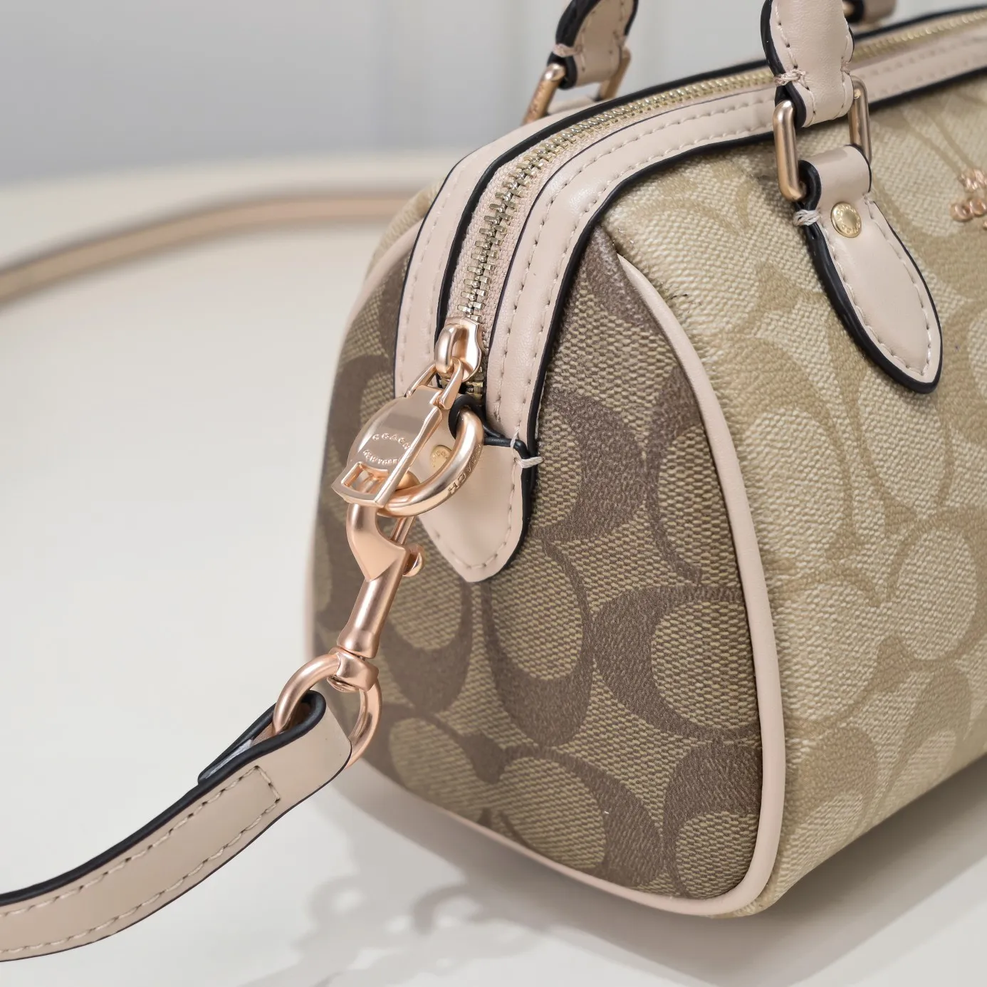 P340 [Top original order] The new Coach small size Boston CH469 is so beautiful and exquisite! Moreover, the Boston bag shape is particularly versatile! The presbyopic color-blocking design is classic and eye-catching! Size:17.5*12*10cm