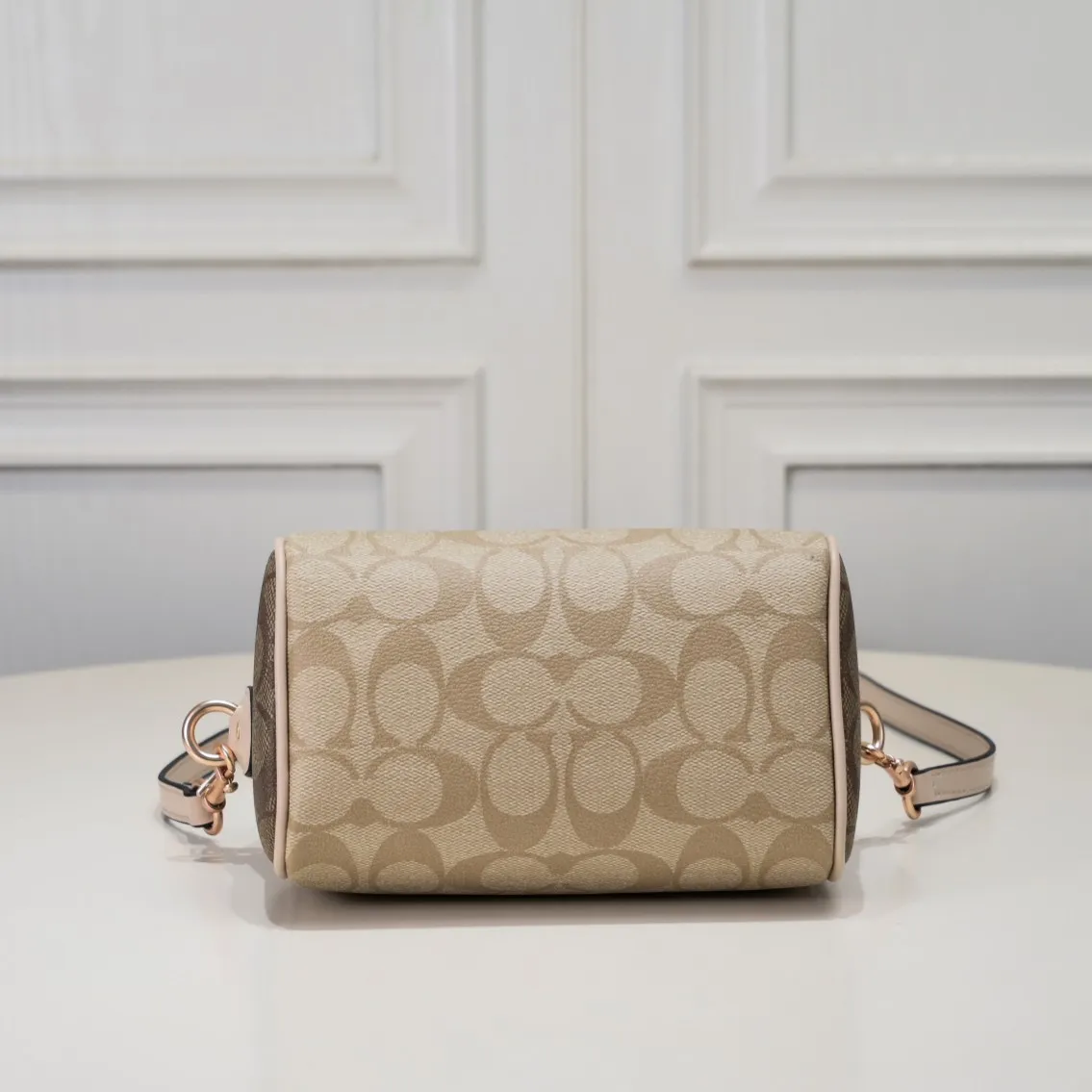 P340 [Top original order] The new Coach small size Boston CH469 is so beautiful and exquisite! Moreover, the Boston bag shape is particularly versatile! The presbyopic color-blocking design is classic and eye-catching! Size:17.5*12*10cm