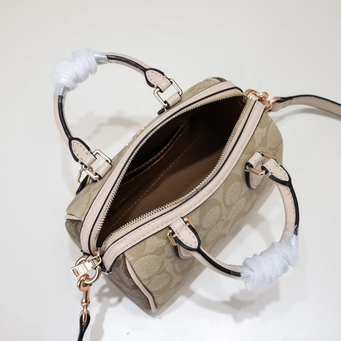 P340 [Top original order] The new Coach small size Boston CH469 is so beautiful and exquisite! Moreover, the Boston bag shape is particularly versatile! The presbyopic color-blocking design is classic and eye-catching! Size:17.5*12*10cm