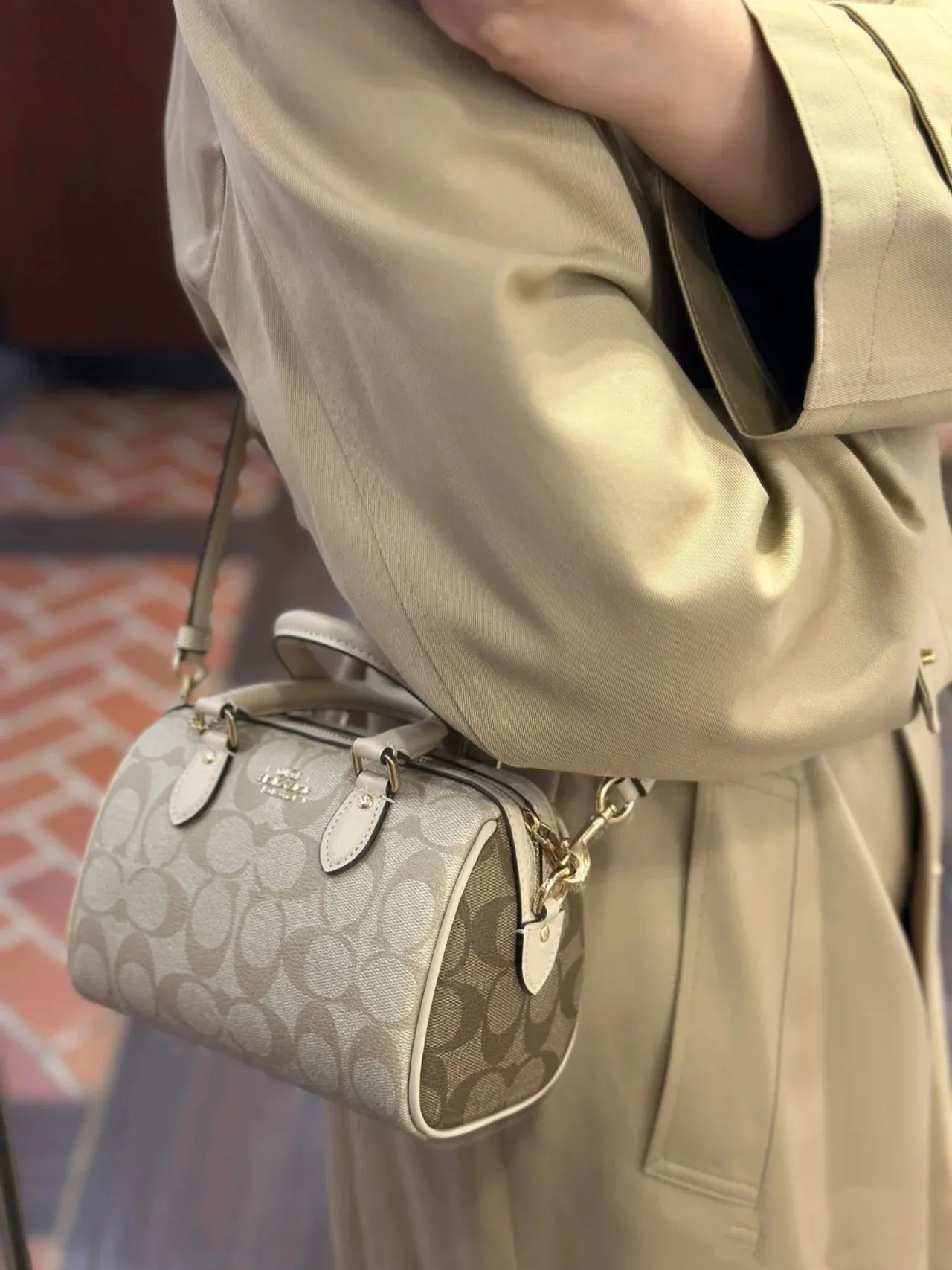 P340 [Top original order] The new Coach small size Boston CH469 is so beautiful and exquisite! Moreover, the Boston bag shape is particularly versatile! The presbyopic color-blocking design is classic and eye-catching! Size:17.5*12*10cm