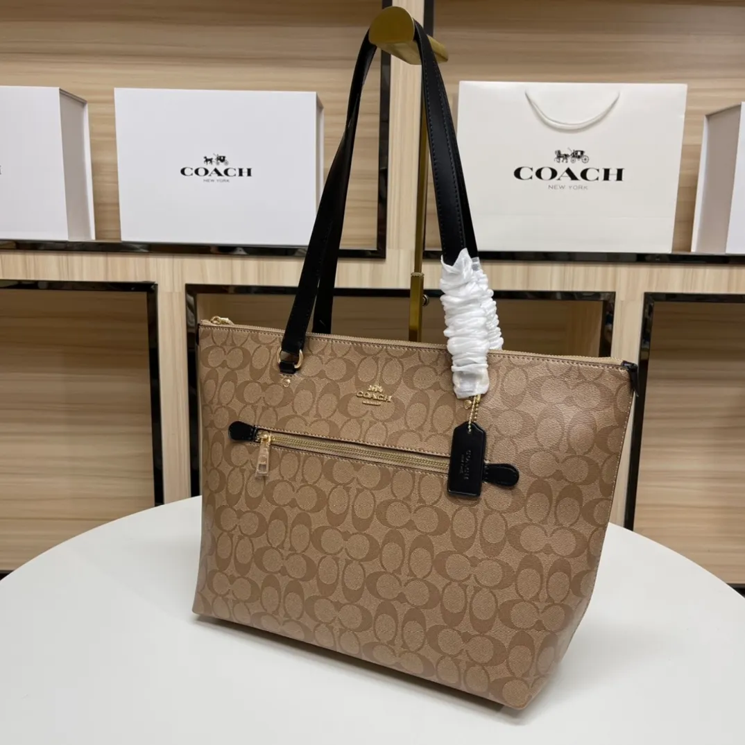 Top original order batch 420💰coach/Coach new model 79609, the upper body effect is super good, women's PVC single shoulder casual trendy women's bag tote bag, size 32.28.13,